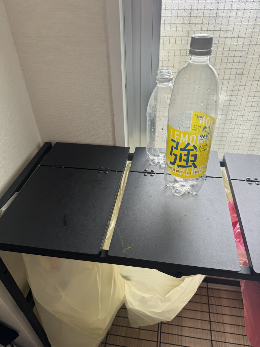 teeh0h's tweet photo. あともう一歩。
ラベル剥がして、キャップ外して、潰してゴミ箱に入れられないのかしら？
ここまで持ってくるなら( ･_･)なんなら一つは剥がしてキャップまで…

ちなみに人のこと言うけど、私はここまで持ってきたら分別するけど、ここまで持って来れず、机の上に置きっぱなしな事ある派です← https://t.co/9dBQs3eu8C