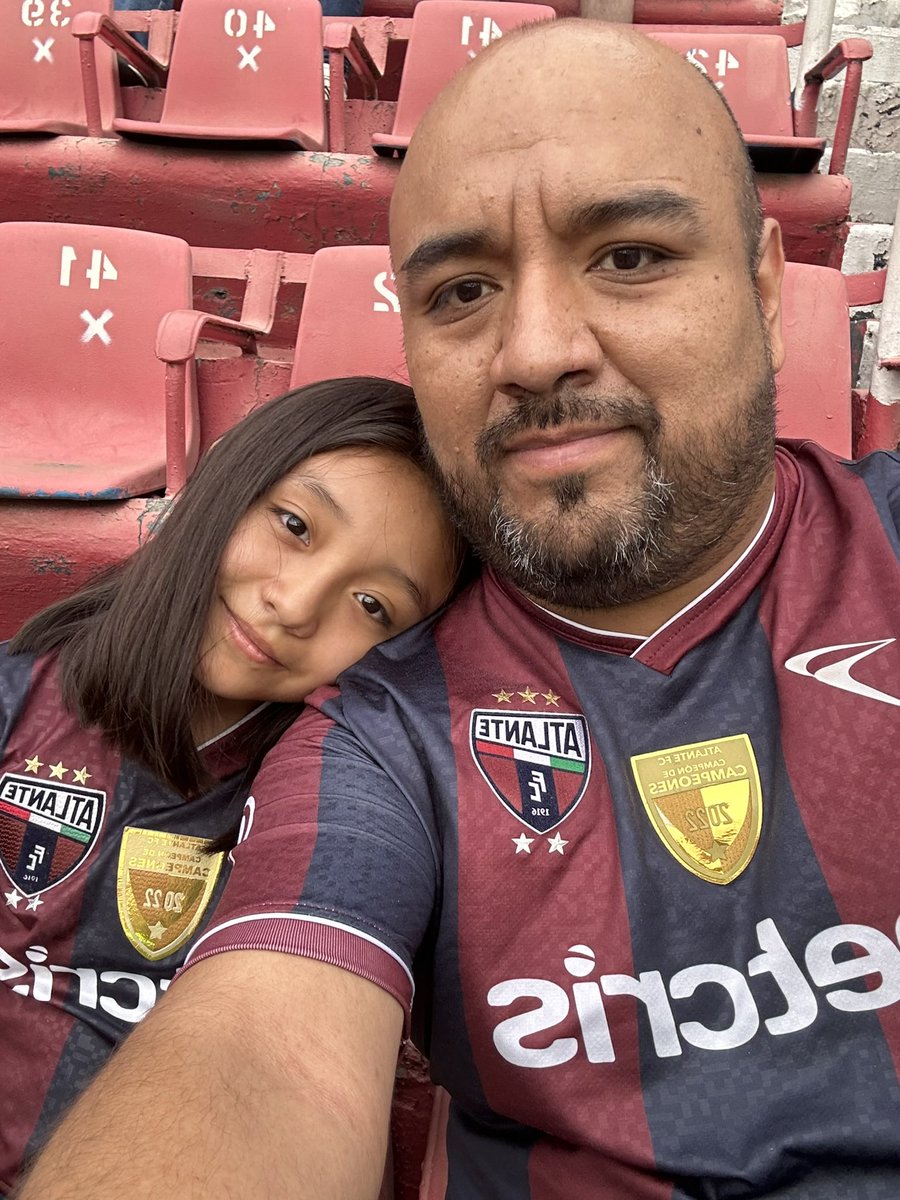 MarioDelRio3's tweet photo. @Atlante El amor por el atlante viene de hace dos generaciones mientras el resto de la familia se apartaba del equipo de mis amores, del equipo del pueblo la resilencia constancia  y amor permacio en mí y hoy ya mi pequeña con su regreso a la CDMX se volvió atlantista de hueso colorado https://t.co/1pCBtRuEIb