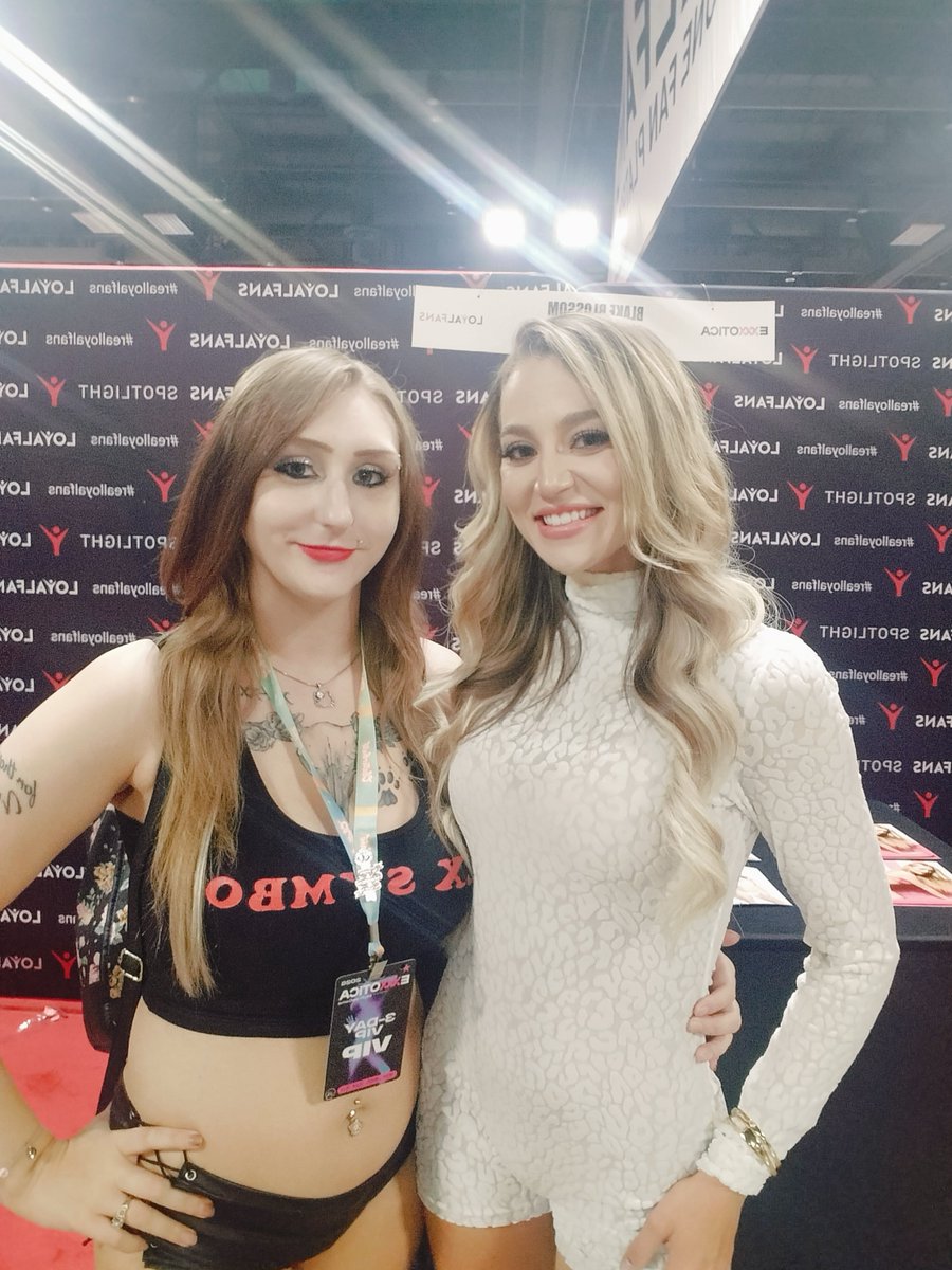 LilithRose40's tweet photo. This weekend I went to exxxotica and I hung out with @blkblssm she was so nice. I had a great time! ❤️ https://t.co/webcsS3yd3