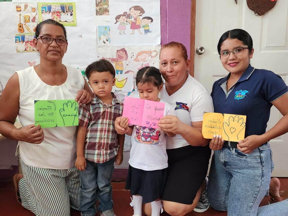 SimboloRev1979's tweet photo. En San Francisco del Norte, niñas, niños y educadoras de los CDI elaboraron tarjetas conmemorativas 💌 para agradecer el compromiso, la dedicación y la vocación del personal docente en saludo al Día Nacional del Maestro Nicaragüense. 🍎📚❤️#2026VIVASANDINO #2026SIEMPREMÁSALLÁ https://t.co/g2XQGfXJWi