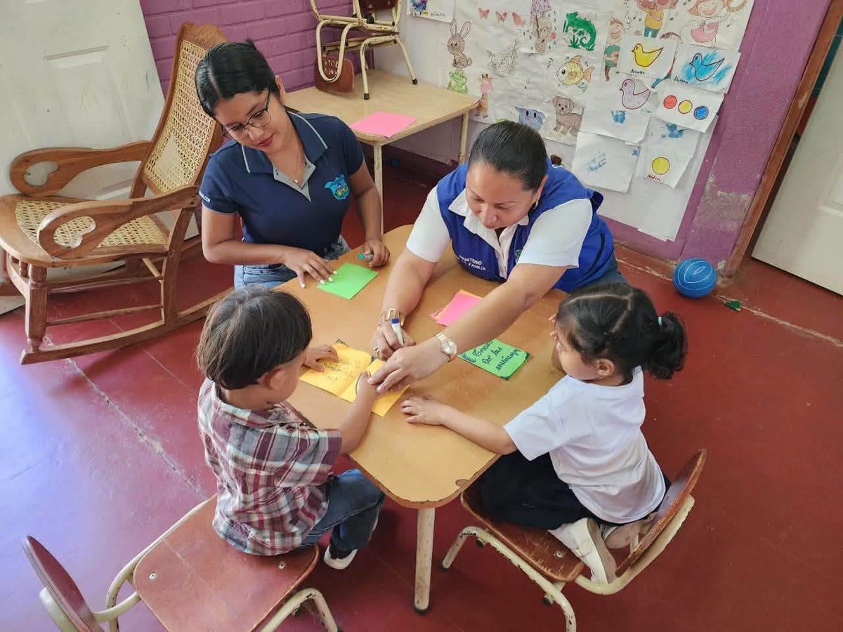 SimboloRev1979's tweet photo. En San Francisco del Norte, niñas, niños y educadoras de los CDI elaboraron tarjetas conmemorativas 💌 para agradecer el compromiso, la dedicación y la vocación del personal docente en saludo al Día Nacional del Maestro Nicaragüense. 🍎📚❤️#2026VIVASANDINO #2026SIEMPREMÁSALLÁ https://t.co/g2XQGfXJWi