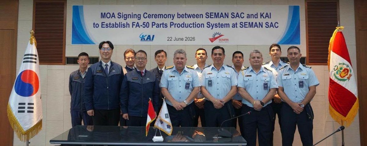 SA_Defensa's tweet photo. 📍Sacheon, #SouthKorea (🇰🇷)

Chief of the @fapperu (🇵🇪) General Staff, TTG FAP Luis Miguel Tueros Mannarelli, visited KAI facilities in South Korea to sign an MoU for the production of FA-50 parts by SEMAN Peru.

He also inspected the KF-21 Boramae during the protocol visit. https://t.co/e9ZcpfWno3