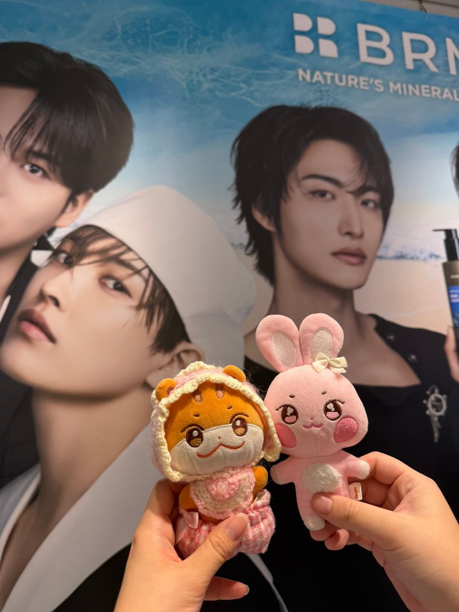 uni_mazyu's tweet photo. ナナちゃんとBRMUDのpopup行ってきたよ〜·͜·ᰔᩚ お互い推しのアクスタも無事引けて良かった。スタッフさんたちも優しくてめちゃくちゃお話してくださった⟡.·
夜は念願の飲酒ティニ会もできたしすごく楽しい一日でした!
#BRMUD #アットコスメオーサカ #ATEEZ #ポップアップストア https://t.co/zilzoJDIxq