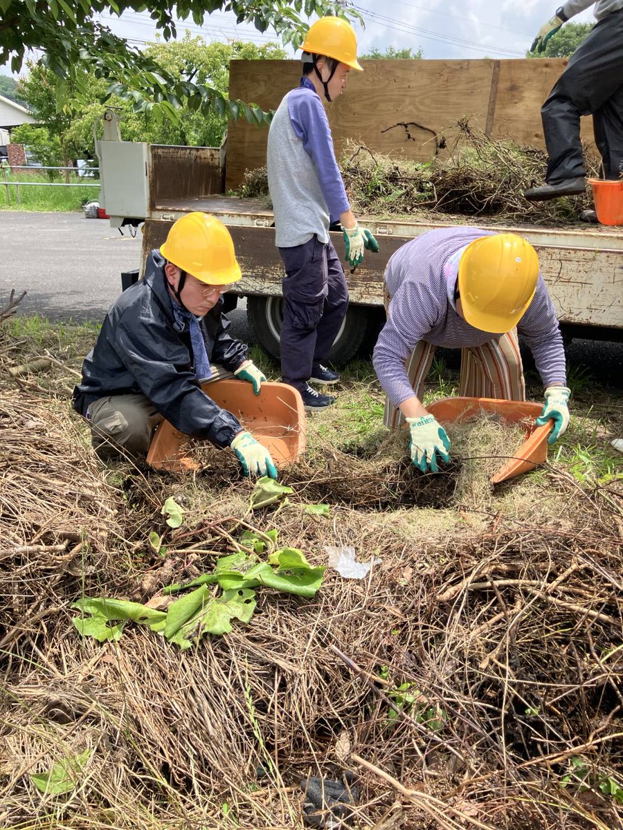 B81618969's tweet photo. 皆様お疲れ様です。

本日、ご依頼を受けて三井防災消防訓練場の除草作業に行きました。
台風後の湿り気が残る状況の中、皆さん一生懸命頑張って作業してくださいました😊
#就労継続支援B型 https://t.co/0gnNBZmXJH