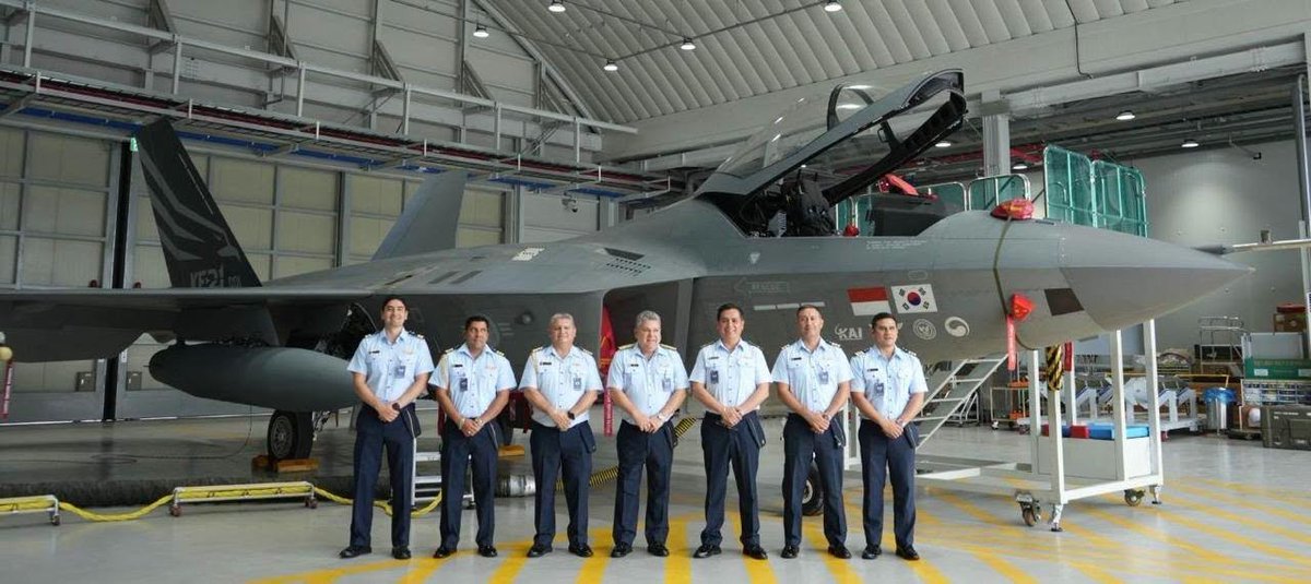 SA_Defensa's tweet photo. 📍Sacheon, #SouthKorea (🇰🇷)

Chief of the @fapperu (🇵🇪) General Staff, TTG FAP Luis Miguel Tueros Mannarelli, visited KAI facilities in South Korea to sign an MoU for the production of FA-50 parts by SEMAN Peru.

He also inspected the KF-21 Boramae during the protocol visit. https://t.co/e9ZcpfWno3