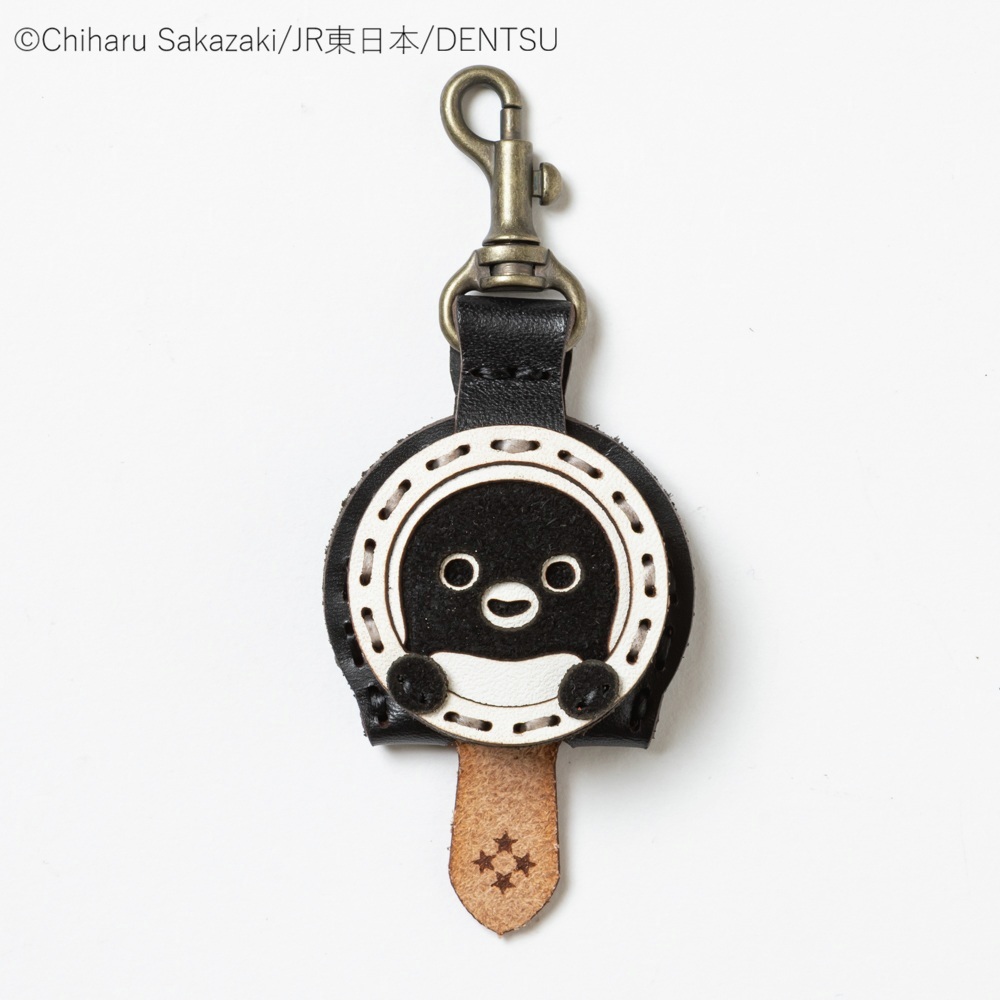 GS_RAILYARD's tweet photo. ＼ 2026年7月2日（木）発売！ ／

『Suicaのペンギン × オジャガデザイン クラフトレザーキーキャップ』

■Color
BLACK／BROWN

■Price
¥4,950（Tax Included）

【販売店舗】
・レールヤード秋葉原店
・レールヤード大宮店
・JR-Cross リテールカンパニー JRE MALL店
※ECサイトは7月2日（木）オープン

お手持ちの鍵を差し込むだけで、手軽にカスタマイズを楽しめるキーキャップです。

種類の異なるレザーパーツを重ね合わせることで、丸窓からひょっこりと顔をのぞかせる「Suicaのペンギン」を立体的に表現しました。

ベルトループやキーホルダーに装着できる便利なナスカン付きで、紛失防止にも役立ちます。

使い込むほどに味わい深い色合いと風合いへと変化していく、革製品ならではの経年変化をお楽しみください。