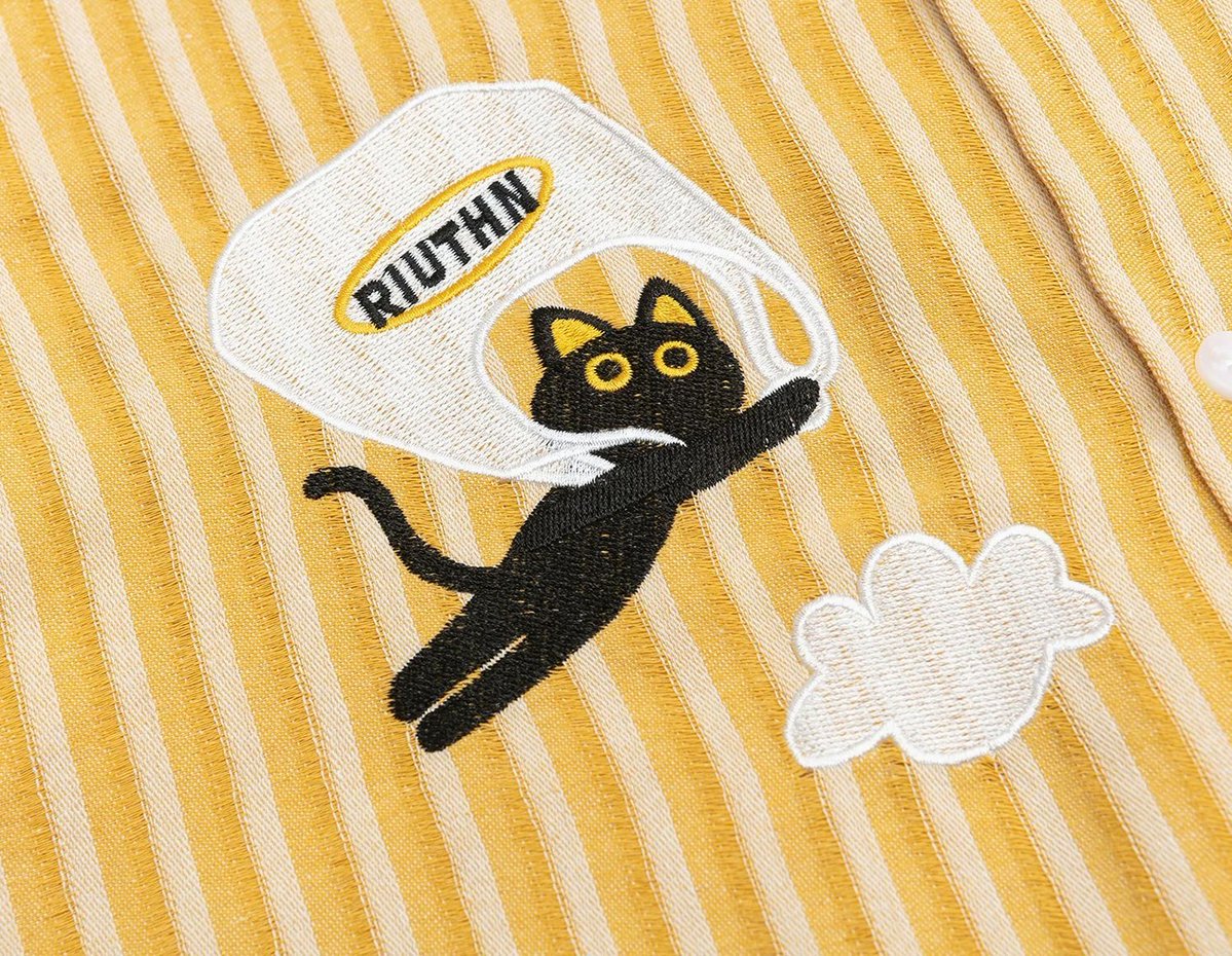 ManusxMachina's tweet photo. 黒猫の刺繍ストライプシャツ 
https://t.co/PoRlbE5Yrx 
黒猫が雲の上で遊ぶ、ストライプ柄の刺繍シャツ。雲の上を跳ねたり寝転んだりする黒猫を立体感のある刺繍であしらっています。遊び心と上品さを兼ね備えたデザインに仕上げられています。 https://t.co/wECQYliflX