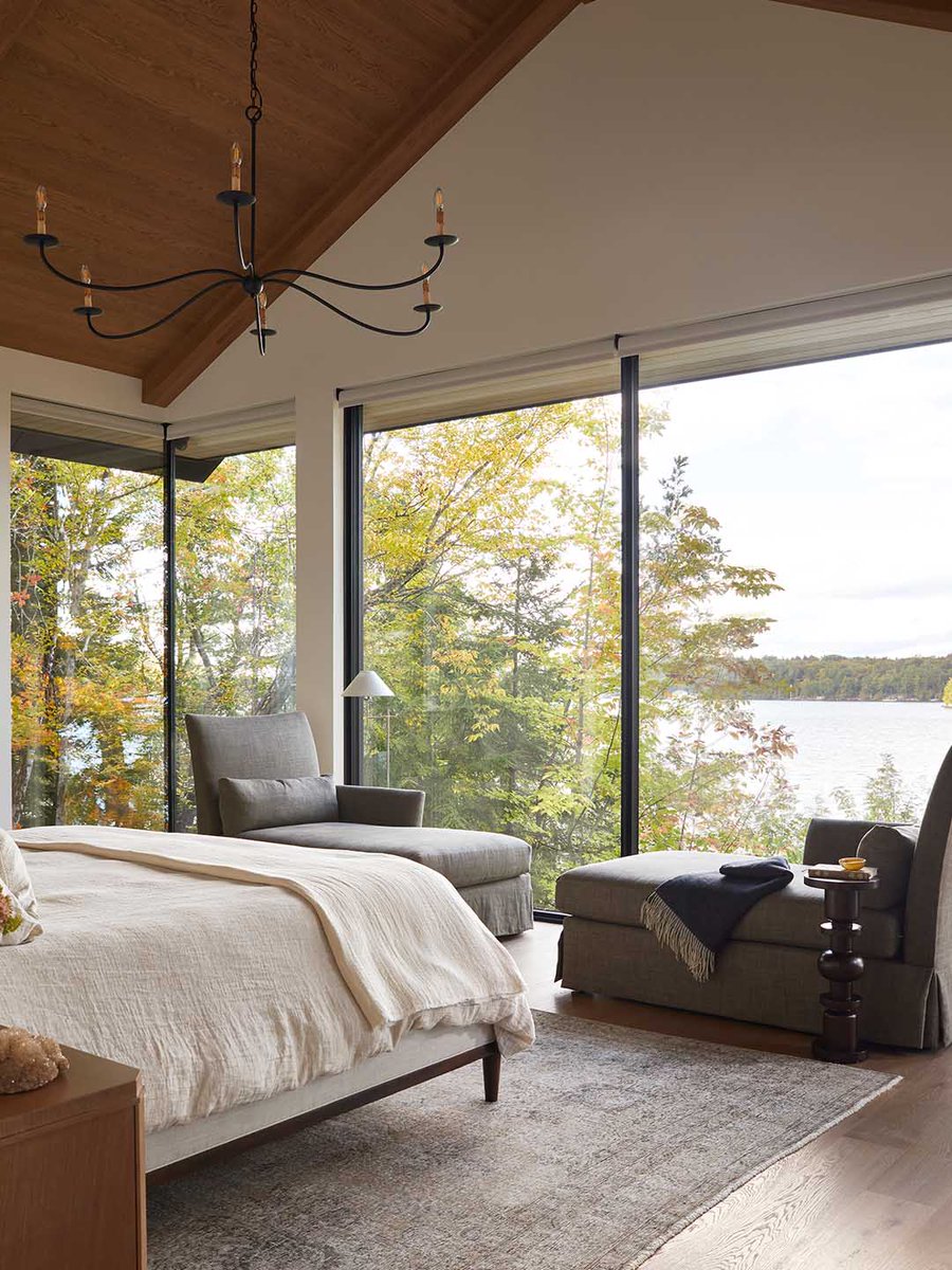 MaisonetDemeure's tweet photo. Quand les fenêtres deviennent des tableaux vivants... Dans cette résidence de Muskoka, chaque pièce semble s'ouvrir sur la forêt et le lac grâce à d'immenses baies vitrées. Coup de cœur pour la salle de bains! https://t.co/1HbHxfj7qC https://t.co/cMf5dkHg7x