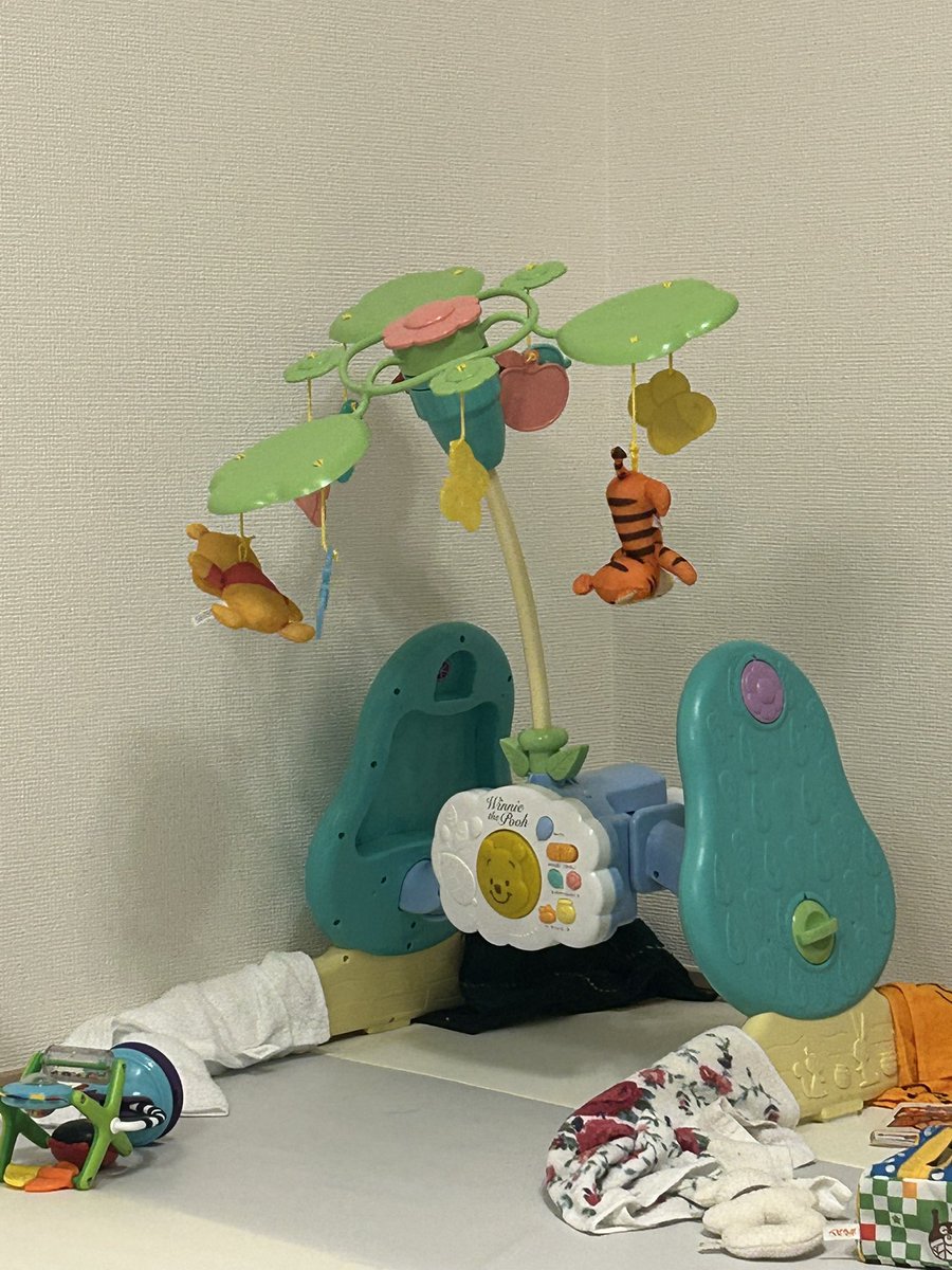 y071007's tweet photo. 赤ちゃん育ててる家庭でよく使われるプーメリー

息子が1人で遊んでる時にハッピーバースデーとか虫の声とかの知らない音が頻繁に出るから調べたら隠しコマンドがあるらしくて
「同じボタンを11回押す」とかのデバッグみたいな事を毎日やってた https://t.co/oTYUzwmcHm