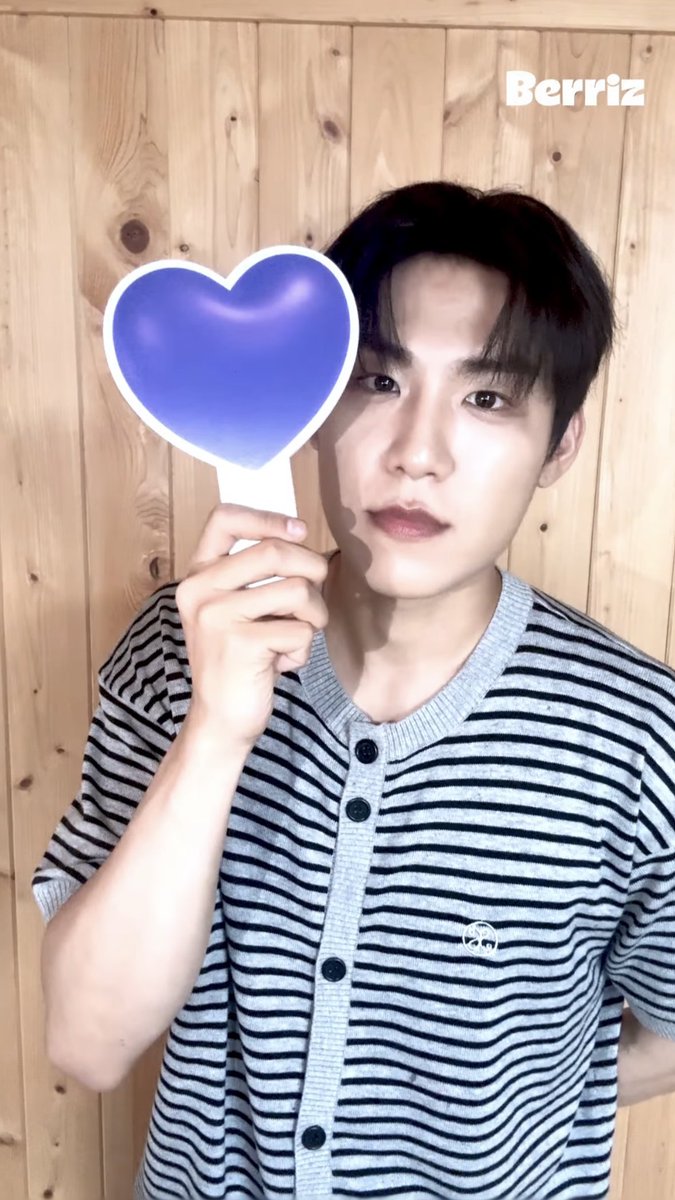 rf_dailylook's tweet photo. 워너원 박우진 PICK 🖤

👤#워너원 #박우진
📸INSTAGRAM
👕#엑스톤즈 #XTONZ
XTK182 라운드 스트라이프 크롭 가디건 (GRAY) / 59,000원 https://t.co/BSrwo8U3ci