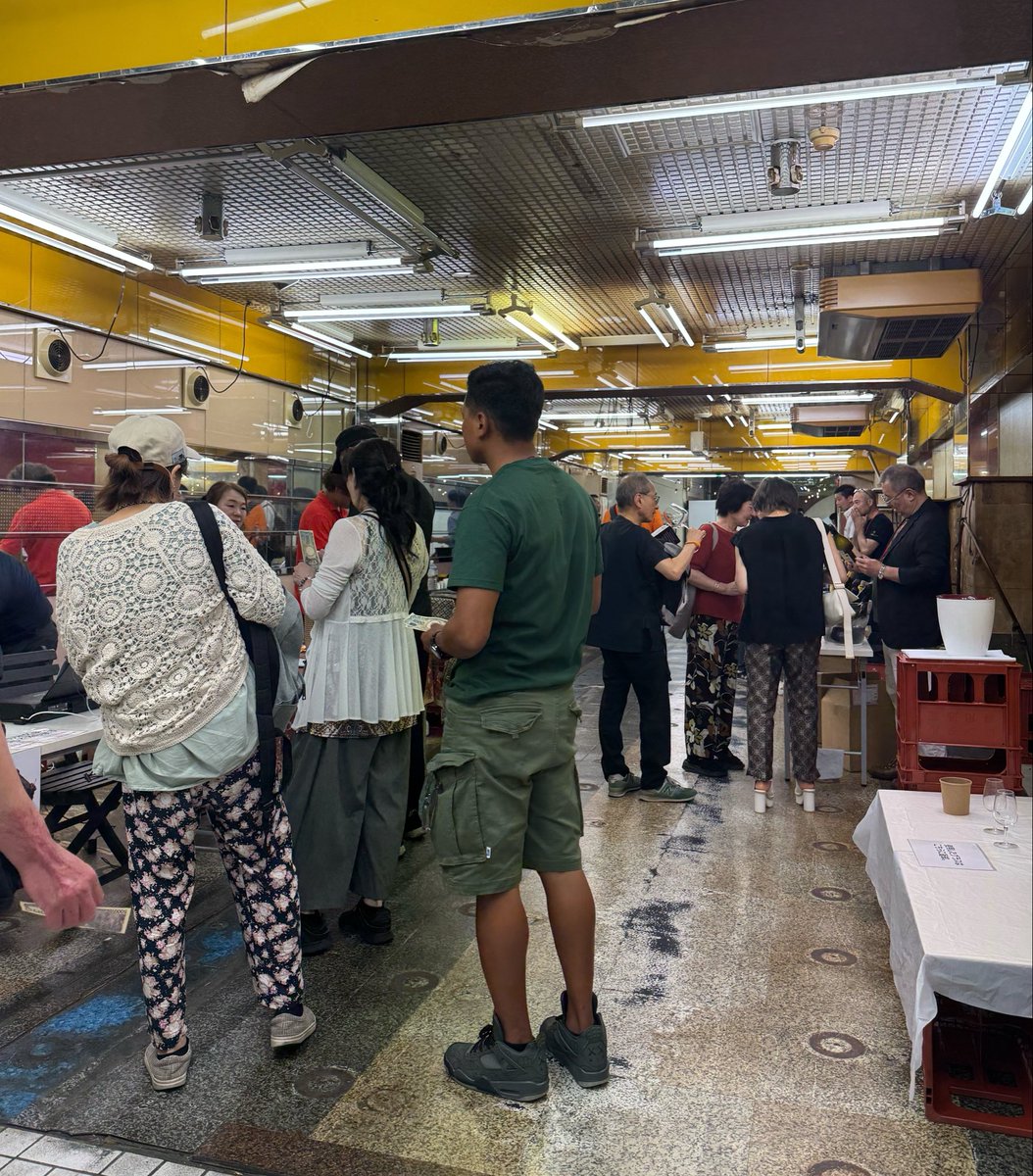 SOkapipi's tweet photo. 昨日は宝玉会館にてウラコルクさん主催のニュージーランドワイン会が開催されました。

インポーター数社が集合し、昼の飲食店に向けての試飲会では岐阜市のさまざまな飲食店店主が真剣な眼差しでワインを吟味。
17時からは一般の方も参加されノナカデリカさんのお惣菜と小売価格でワインを楽しんだりとワインを愛する皆さんが集まり良い空気でした。

今後もこういった形で宝玉会館が使われて行くと嬉しいなぁと思いました。