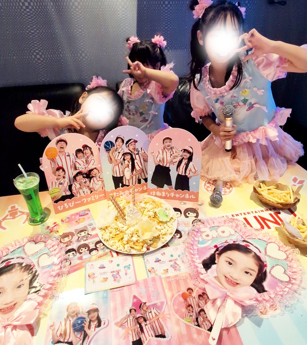 Natsuki_yoko714's tweet photo. 先日、みのちゃん達キッズファミリーチャンネルコラボ開催中の新三郷ラウンドワンのカラオケへ🎤🎶
お部屋がめっちゃ可愛かった〜💖 
100分あっても足りないくらい、子ども達がたくさん歌うようになっててびっくり😂🎶
リポストキャンペーンにも当選して、ぷっくりシールをコンプリートできて嬉しい🥰 
ありがとうございます🫶✨
#ラウンドワン 
#こたみのチャンネル