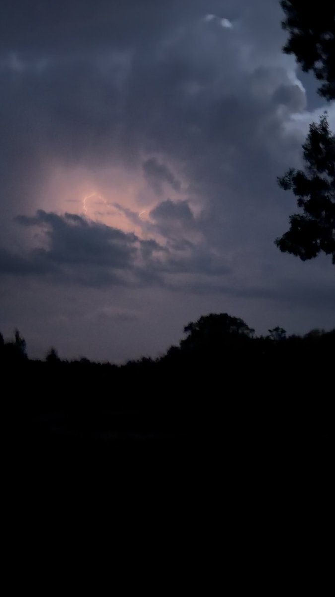 MadeBy_Jordan's tweet photo. I was looking at the lightning bugs outside but then Mother Nature one-ups them (then I ran inside) #wiwx https://t.co/ffn6ho1tjt