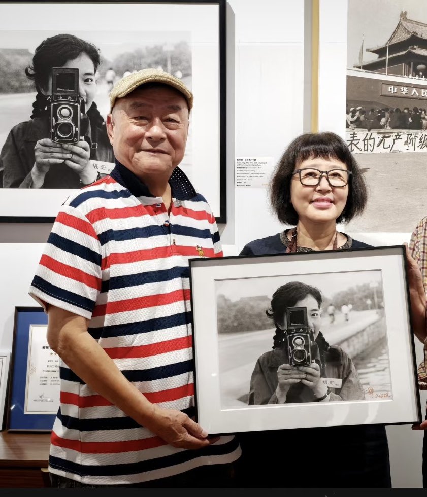 tongbingxue's tweet photo. 1982 vs. 2026 📸✨

Gan Jing干静, Hangzhou's very first licensed individual business owner after China's Reform and Opening Up. Holding the city's "Individual Business License No. 001," she started out in 1982 taking photos for tourists by the iconic West Lake.

Her journey didn't stop at West Lake. In 1984, she married the Hong Kong distributor for Kodak and later relocated to Singapore. Today, she’s back in the mainland running a successful beauty salon chain, with branches spanning Shanghai, Shenyang, Harbin, and Guangzhou. 

The second photo—a heartwarming reunion in 2026 between Gan Jing and photographer Wang Qiuhang, the man behind the original lens of the 1982 photo.