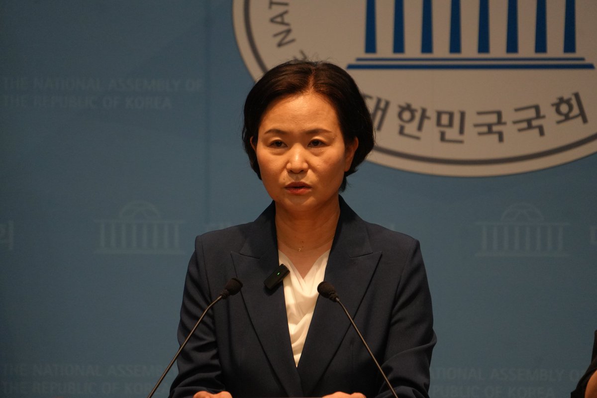 ok_haiminl's tweet photo. [이해민 의원실 - 3대 메가프로젝트, 이제는 속도와 실행력이 경쟁력입니다]

안녕하십니까, 조국혁신당 AI 특별위원회 위원장 이해민입니다.

정부가 발표한 「대한민국 대도약 3대 메가프로젝트」를 환영합니다.

이번 발표는 단순한 투자계획을 넘어 대한민국 AI 시대를 위한 새로운 산업지도를 제시했다는 점에서 의미가 큽니다. 무엇보다 서남권을 시작으로 동남, 대경권 그리고 충청권 등 전국 각지에 반도체와 AI 산업 생태계를 구축하겠다는 방향은 수도권을 넘어 대한민국의 균형발전을 이끌 중요한 전환점이 될 것입니다.

특히 삼성전자와 SK하이닉스의 대규모 투자 계획은 전세계의 이목을 집중시키고, 이를 통해 대한민국 산업 경쟁력에 대한 선도적 선언이 될 것으로 기대합니다. 투자 규모 숫자 자체보다 글로벌 수요에 대한 분석을 먼저 해야하는 이유입니다.

AI 메모리 반도체의 경우, 시장의 급격한 성장으로 기존 투자계획조차 앞당겨질 정도의 실수요는 이미 존재합니다. 그래서 그 수요가 대한민국으로 향할 수 있는가에 대한 답이 필요한 상황입니다. 그러한 점에서 이번 프로젝트는 과잉투자가 아니라 AI 시대를 대비한 대한민국 반도체의 제2생산축을 구축하여 이미 존재하는 수요에 대응하는 국가 전략으로 이해해야 합니다. 무한경쟁의 시대입니다. 우리가 적시에 공급 가능한 계획을 잡는다면 전세계의 수요를 잡을 수 있습니다. 그래서 속도전입니다.

AI 데이터센터의 경우도 마찬가지입니다. 이 부분은 사이클을 탈 수 밖에 없는 반도체 공장에 비하면 좀 더 안정적인 수입원을 대한민국으로 끌어오고, 또한 AI 데이터센터 운용 기술력을 전세계로 수출할 수 있는, 그야말로 AI 3대강국으로의 대리를 놓는 역할을 할 수 있습니다. 현재 전세계의 수요는 아시아의 AI 데이터센터 허브를 찾고 있는 상황이기에 이 또한 속도전을 전제로한 폭발적인 대기수요가 있습니다.

피지컬 AI의 경우, 수요를 창출해야 하는 단계입니다. 경쟁자도 많습니다. 하지만 위의 두가지 인프라의 선점지위를 이용할 수 있습니다. 그리고 현장의 데이터 활용제도를 비롯하여 혁신적인 여러 기업의 시도가 꽃피울 수 있도록 환경을 만들어 준다면 이 역시 미래 먹거리의 가장 큰 줄기가 될 것입니다.

기업을 움직인 가장 큰 동력은 글로벌 수요입니다. 그리고 정부 역할의 키워드는 속도입니다.

일각에서는 이번 발표를 두고 '관치' 혹은 ‘기업에 대한 압박 투자’를 우려합니다. 하지만 글로벌 기업인 삼성전자와 SK하이닉스가 정부 압력만으로 수백조원 규모의 투자를 결정할 기업은 아닙니다. 기업은 철저한 시장 전망과 사업성을 바탕으로 투자합니다. 정부는 실행력 확보를 위해 전력과 용수 등 투자의 병목을 해소하여 이러한 의혹을 확실히 해소해야 합니다. 동시에 급변하는 수요에 따른 유기적 기업의 결정 단계를 최대한 존중하여 ‘관치’라는 의혹으로부터 벗어날 수 있어야 합니다.

국민의힘을 중심으로 ‘영남권 패싱’ ‘호남권 몰아주기’ 이야기가 나옵니다. 하지만 이번 투자의 근간은 글로벌 공급망 안에서의 수요입니다. 대한민국에 그 수요를 유치할 수 있느냐없느냐의 문제로 보아야지 지금 발표되고 주어진 투자만을 대상으로 지역갈등을 유발하는 논쟁은 옳지 않습니다. 전세계를 대상으로 파이를 키워 국력이 퀀텀점프할 수 있는 방안에 머리를 맞대야합니다. 각 지역은 그러한 기회를 만들어낼 가장 좋은 환경을 동시에 마련해야 합니다.

이번 발표는 어디까지나 비전의 선언입니다. 이제부터 중요한 것은 실행입니다. 전력과 용수, 인재와 교통, 제도까지 실제 산업이 신속히 움직일 수 있도록 실행력을 갖추는 것이 진짜 성패를 가를 것입니다.

그러한 점에서 AI 데이터센터(AIDC) 전용요금제를 공식화한 것은 의미 있는 결정입니다. 늦었지만 AI 인프라 경쟁력 확보를 위한 현실적인 변화이며, 더 나아가 안정적인 전력 확보를 위한 PPA(전력구매계약) 제도 확대까지 함께 전향적인 재논의가 이어지기를 바랍니다. 저는 AI 데이터센터 법안을 대표발의한 의원으로서 그 논의에 적극 협력하도록 하겠습니다. 이를 통해 대한민국이 아시아지역 AI 데이터센터허브가 될 수 있도록 만들겠습니다. 메가프로젝트가 AI 3대강국으로 가는 진짜 다리가 되도록 하겠습니다.

발표 이후 이어진 질의응답에서 스타트업 기업들의 뼈아픈 현장의 목소리가 전달되었습니다. 이 사업은 멋진 발표 한번 하고 끝나는 이벤트가 아니라 물처럼 끊임없이 흐르는 시스템이 되어야하고 정부의 제도적 지원도 계속 들어가야 합니다. 그렇지 않으면 스타트업의 특징상 오늘의 절절한 이야기가 냉소적인 마음으로 바뀔 수 있습니다.

대한민국 AI 대전환은 선언만으로 성공할 수 없습니다. 화려한 투자 규모보다 중요한 것은 속도와 실행력입니다. 저와 조국혁신당 역시 투자 규모보다 실행력을, 선언보다 제도화를 끝까지 점검하며 필요한 입법과 예산 지원을 아끼지 않겠습니다.

2026년 6월 30일
조국혁신당 AI특별위원회 위원장 국회의원 이해민