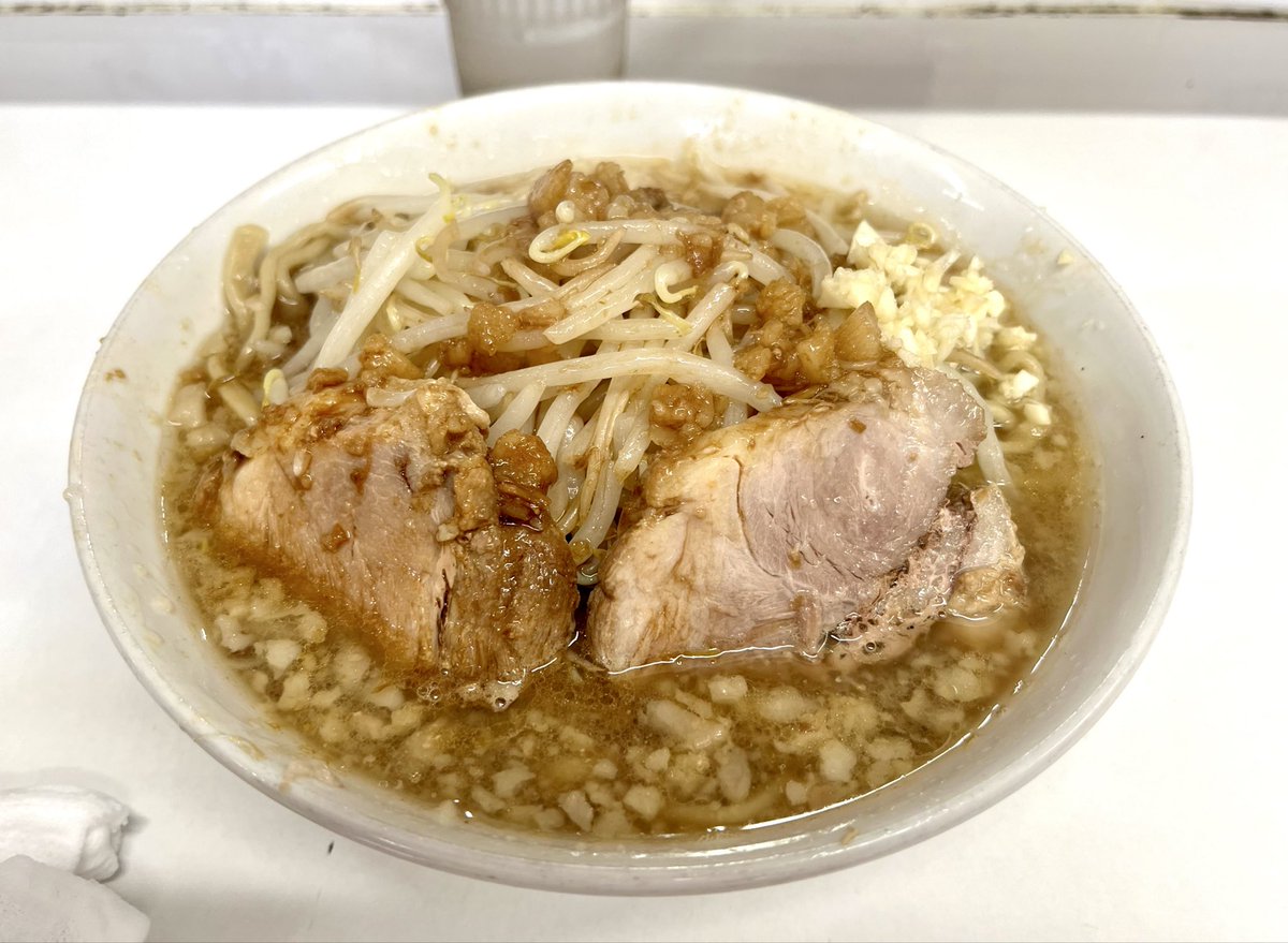 YoshidaFrozen's tweet photo. 以前る子さんにおすすめしてもらった中百舌鳥の「歴史を刻め」で初めての二郎系ラーメン体験。ワシワシの麺と濃い甘辛スープが好みに合って美味かった！他のお客さんの動きを見ながらよう知らんカルチャーに触れる楽しみも含めて濃い味わいでした。 https://t.co/icOsB2Uhm2