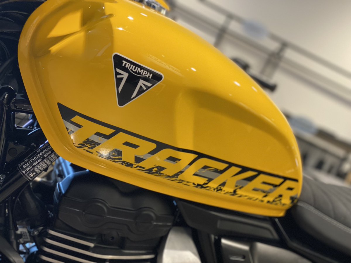 triumphkagosima's tweet photo. 新型 #TRACKER400 のレーシングイエロー入荷です🥳
トライアンフのイエローは綺麗で個人的にすごく好みです🥰
新型車両すでに多くのご注文いただいております！
気になる方はぜひご来店ください✨

#トライアンフ鹿児島　#400cc　#TRIUMPH https://t.co/PcQGRpWg39