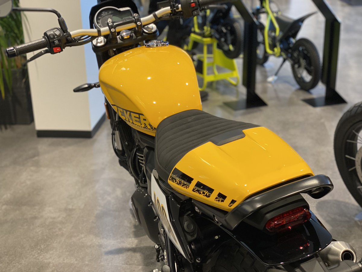 triumphkagosima's tweet photo. 新型 #TRACKER400 のレーシングイエロー入荷です🥳
トライアンフのイエローは綺麗で個人的にすごく好みです🥰
新型車両すでに多くのご注文いただいております！
気になる方はぜひご来店ください✨

#トライアンフ鹿児島　#400cc　#TRIUMPH https://t.co/PcQGRpWg39