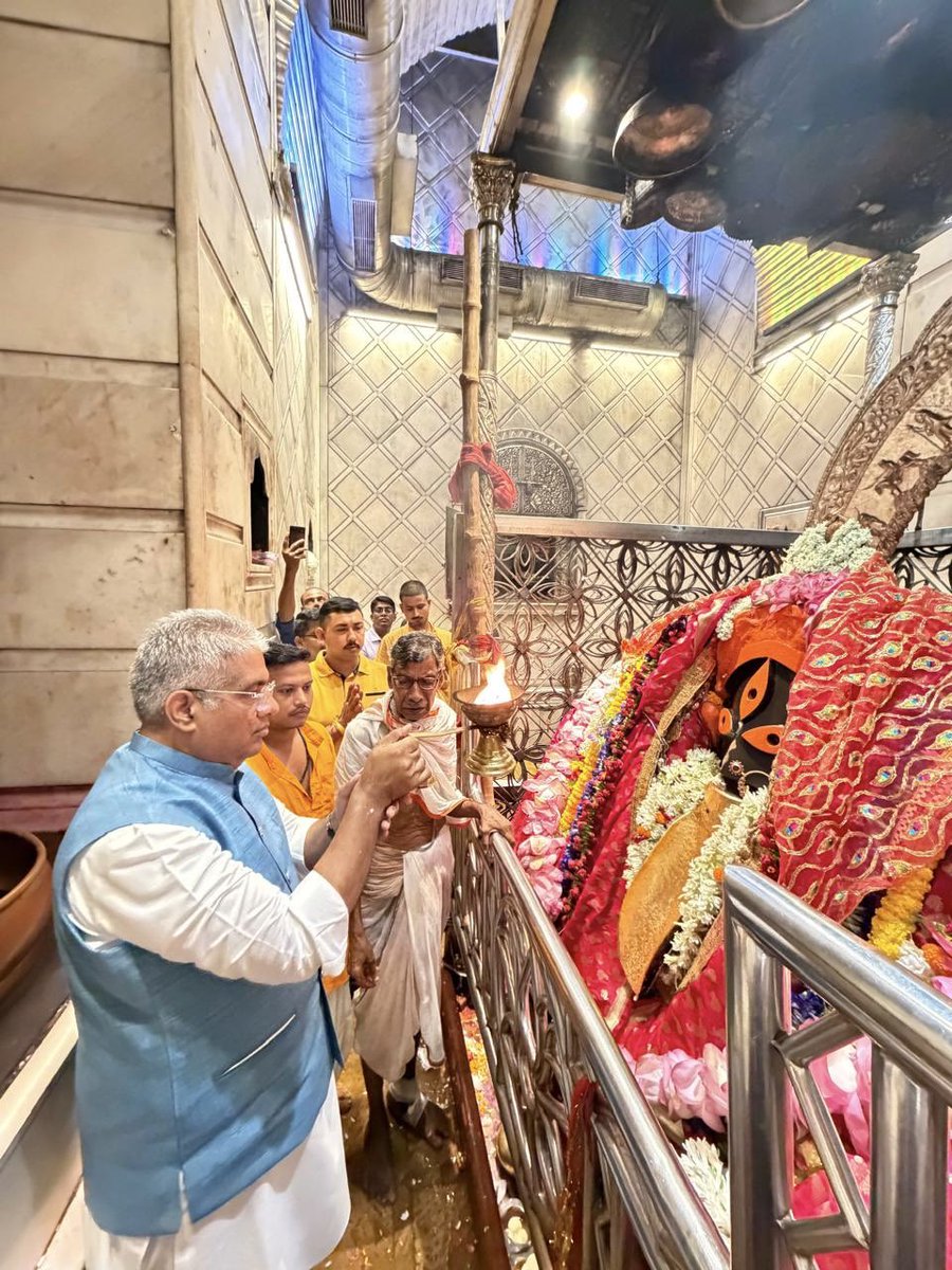 byadavbjp's tweet photo. जय माँ काली 🚩

आज कोलकाता स्थित कालीघाट शक्तिपीठ में माँ काली के चरणों में श्रद्धापूर्वक दर्शन एवं पूजा-अर्चना का सौभाग्य प्राप्त हुआ।

माँ काली से राष्ट्र की निरंतर प्रगति, समृद्धि एवं प्रत्येक देशवासी के सुख, स्वास्थ्य, शांति और कल्याण की प्रार्थना की। https://t.co/KuOMKeuKJK