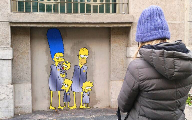 puzzledlili's tweet photo. @GL0SSMYLARG0 Jaja esos los hace un italiano sionista que hace murales pro-israel y mete a los simpsons en temas políticos. Es como Nik pero tano (?) https://t.co/5Br9uDacmn