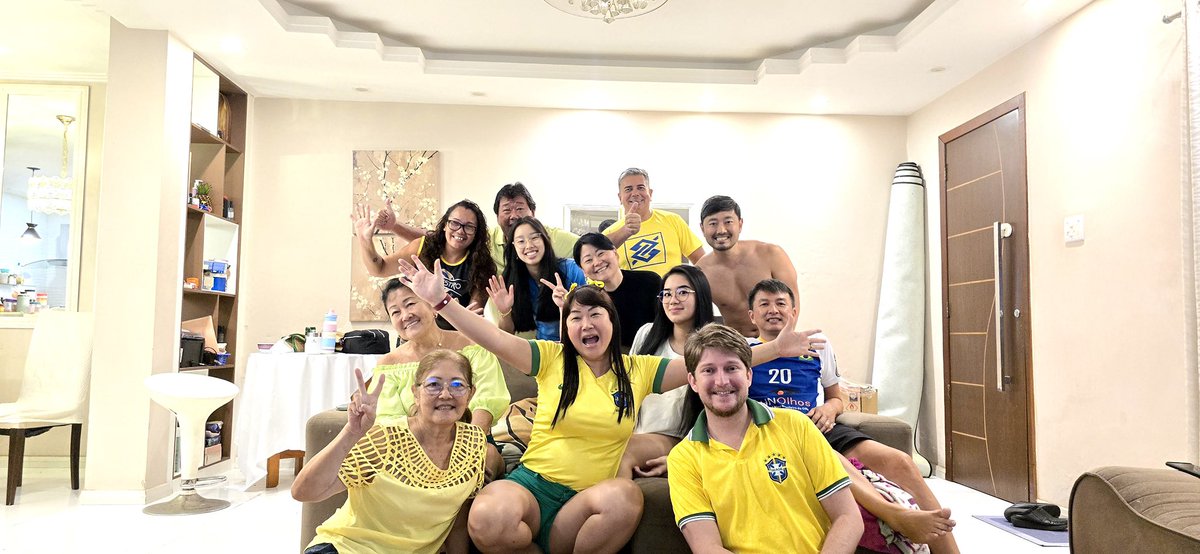 jeffhoenisch's tweet photo. Hoje a casa ficou quase dividida! 🤣🇧🇷🇯🇵

Mais uma Copa ao lado da família nikkei. Sofremos do início ao fim, mas o resultado foi o que esperávamos: Brasil 2 x 1. 

Bora, que ainda dá! 🙌🇧🇷 https://t.co/U9AB0Jha3i