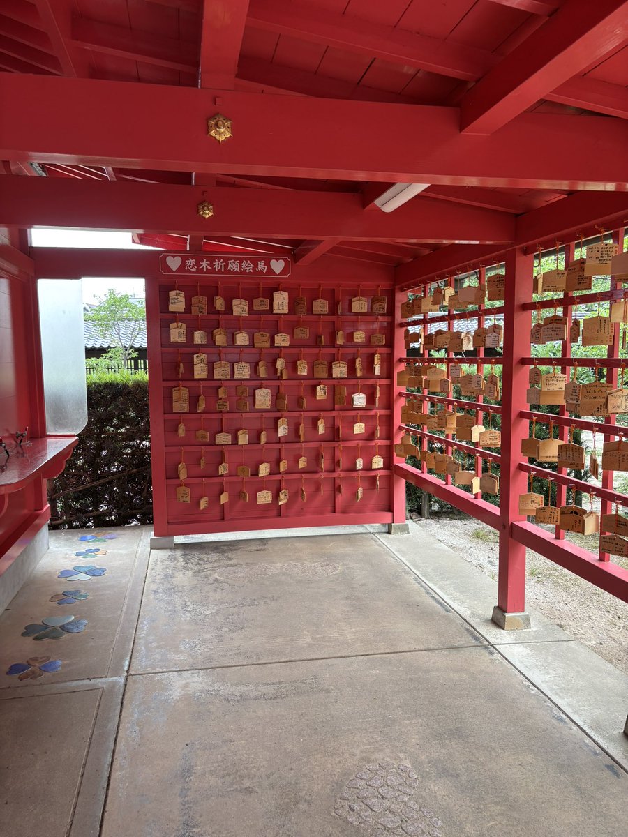 io44116's tweet photo. も一丁美羽ちゃんへ＾＾
福岡県筑後市には全国的にも珍しい縁結びや恋愛成就の神様が祀ってある恋木(こいのき)神社があります。ハートやピンクが多くてフォトジェニック❣️時期によってはおみくじもピンクになります🩷
御守りもハート型があって可愛いです🫶
#全国手帳MAP #自分との約束を守る手帳 https://t.co/gNW6pFrxJY