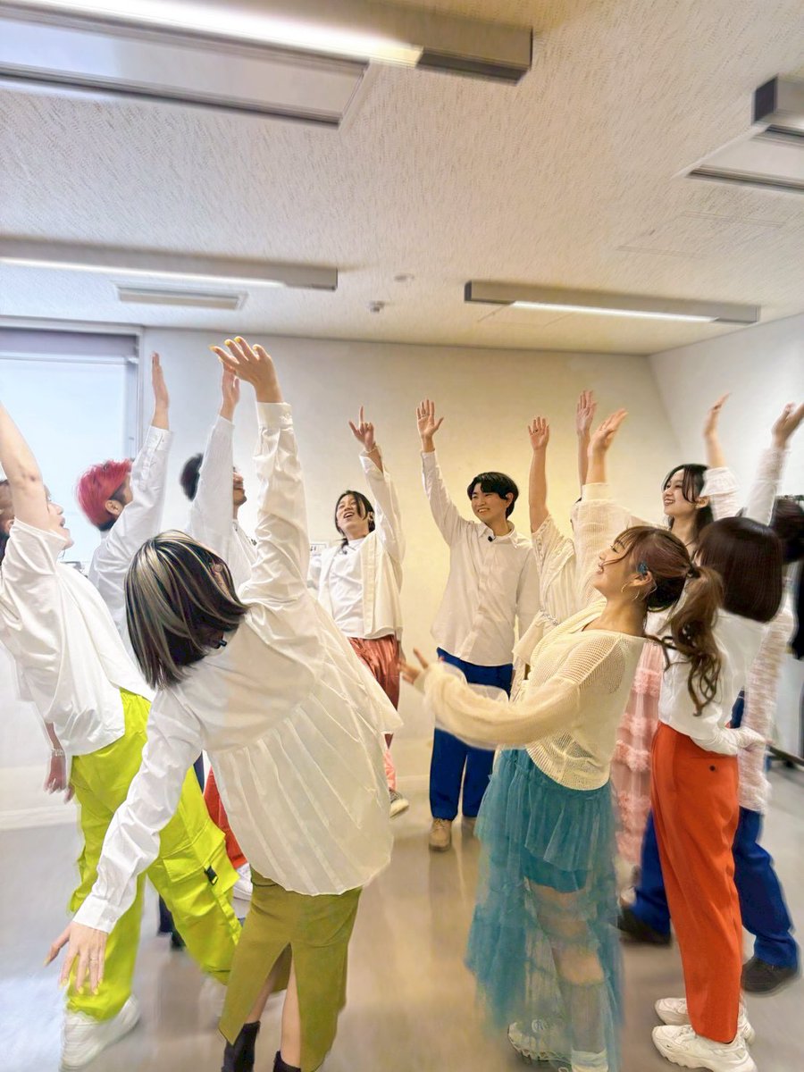 emi5n_blenda's tweet photo. 【WE'RE BROS. TOUR 2026龍、雷乃発声】
今年1月から半年にわたって開催された
＃福山雅治さん のアリーナツアーが、
先日の香川公演にてファイナルを迎えられました🎊
全国13ヶ所、全28公演！！！！
完走、おめでとうございます✨✨

宮城｜宮城セキスイハイムスーパーアリーナ
東京｜日本武道館
北海道｜真駒内セキスイハイムアイスアリーナ
東京｜日本武道館
個人としてはそれぞれ2日間、全8公演を
#voicesofchronicles として参加させていただきました。

一最新こそ、最良一

この想いを全チームが掲げ、一丸となって創り上げられる世界と、BROSの皆様の情熱との化学反応は本当に美しく、また、福山さんの言葉ひとつひとつがじんわりと自分の人生に沁み込んでいくような、とても幸せな経験でした。

各地で新しい出会いも沢山あり、毎度若人たちの熱い想いに泣かされ励まされ（また絶対会おうね🫶🏻）、お馴染みメンバーの知らない一面も知れて、三つ編みも上達しました←
みんな大好きユッキー @yukkienoir がいつももたらしてくれる素敵な機会に大感謝、びっぐらぶです❤️❤️❤️

福山さん、バンドメンバーの皆様、スタッフの皆様、BROSの皆様、最高のツアーでした！！
本にありがとうございました！！
#龍雷乃発声
#wearebroswtour2026
#bros1991