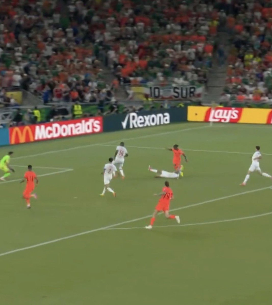 Utdtruthful's tweet photo. 📸 - Insane tackle by Noussair Mazraoui to stop Summerville in the last minute 🇲🇦 https://t.co/GNRRINDVs1