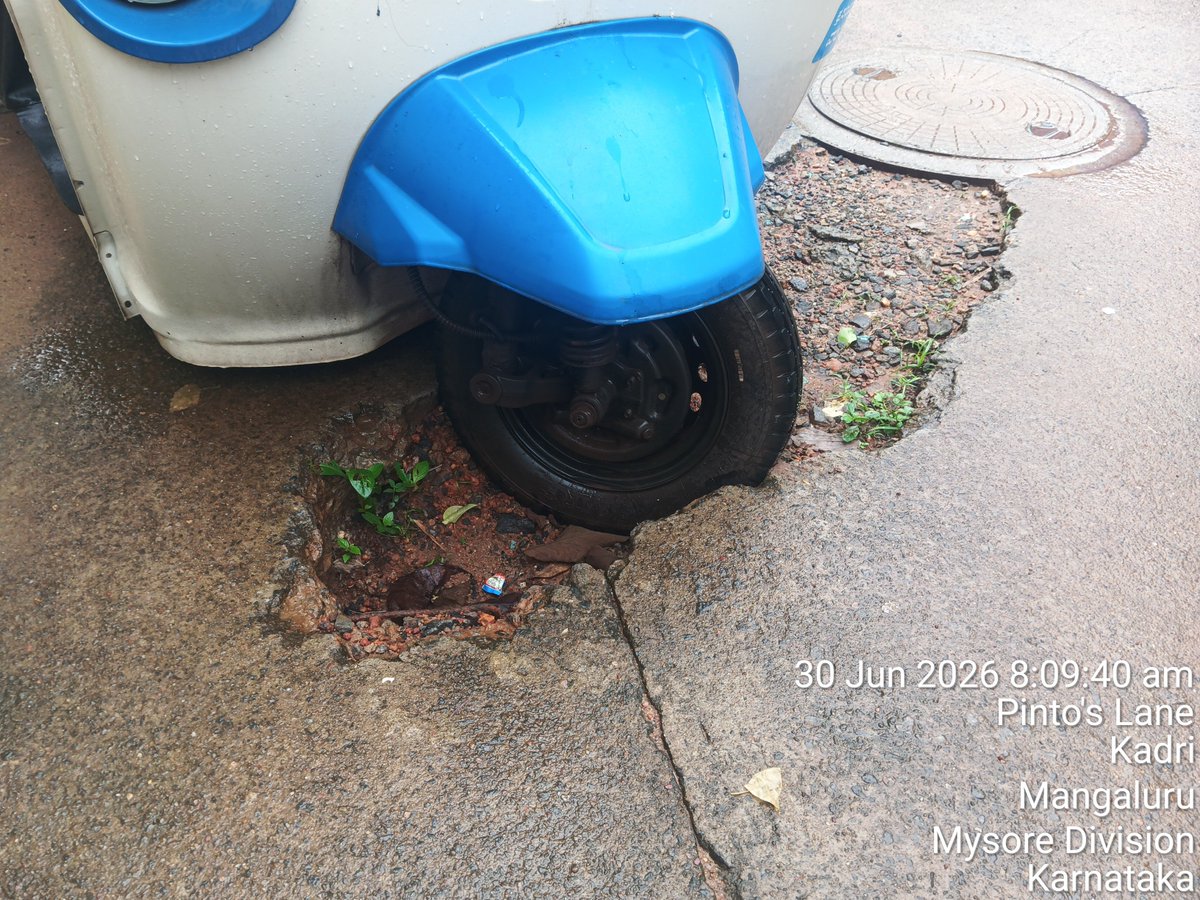 aapkaDK's tweet photo. @mangalurucorp @DCDKofficial
Ward 33, ಕದ್ರಿ ದಕ್ಷಿಣ ವಾರ್ಡ್,GSB ಕಾಲನಿ ರಸ್ತೆಯಲ್ಲಿ ಹಳೆ ಒಳಚರಂಡಿ - ಹೊಸ ಒಳಚರಂಡಿ ಮ್ಯಾನ್ ಹೋಲ್ ಗೆ ಸಂಪರ್ಕ ಕೊಟ್ಟ ಕೊಳವೆ ಗುಂಡಿಯು ಕುಸಿದು ಹೋಗಿದ್ದು. ವಾಹನ ಸಂಚಾರಕ್ಕೆ ತೊಂದರೆ ಆಗುತ್ತಿದೆ.
@vedavyasbjp @DKShivakumar https://t.co/TPR19maqyO