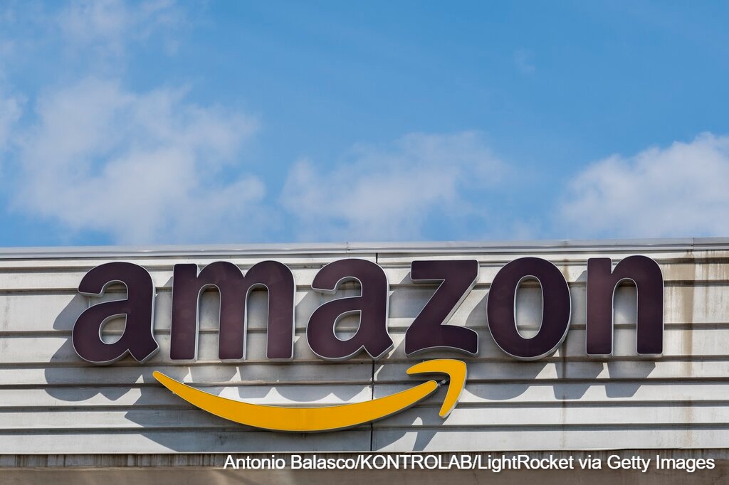 Law360's tweet photo. A federal judge in Seattle consolidated a pair of proposed class actions brought by Amazon customers looking to recover millions of dollars in refunds for the now-invalidated International Emergency Economic Powers Act tariffs. https://t.co/uAdK6hsSN4 https://t.co/ZxUQcr0rYd