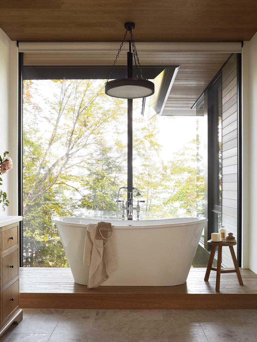 MaisonetDemeure's tweet photo. Quand les fenêtres deviennent des tableaux vivants... Dans cette résidence de Muskoka, chaque pièce semble s'ouvrir sur la forêt et le lac grâce à d'immenses baies vitrées. Coup de cœur pour la salle de bains! https://t.co/1HbHxfj7qC https://t.co/cMf5dkHg7x