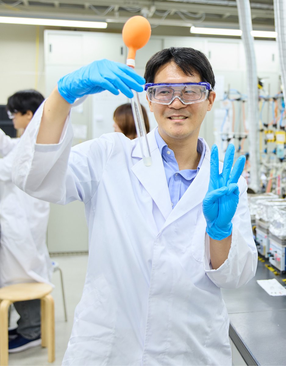 NagoyaUniv_info's tweet photo. #量子ドット 3分メイキング！
無色の液体を180℃で3分温めると…黄色に!🤩「温めることで合成された量子ドットが光を吸収して色が現れます😊」と工学研究科の秋吉 一孝 助教。
2023年 #ノーベル化学賞 でも注目されたこの素材。粒子の大きさを変えるだけで発光色が変化するんです👀 https://t.co/o2urZTYNUu