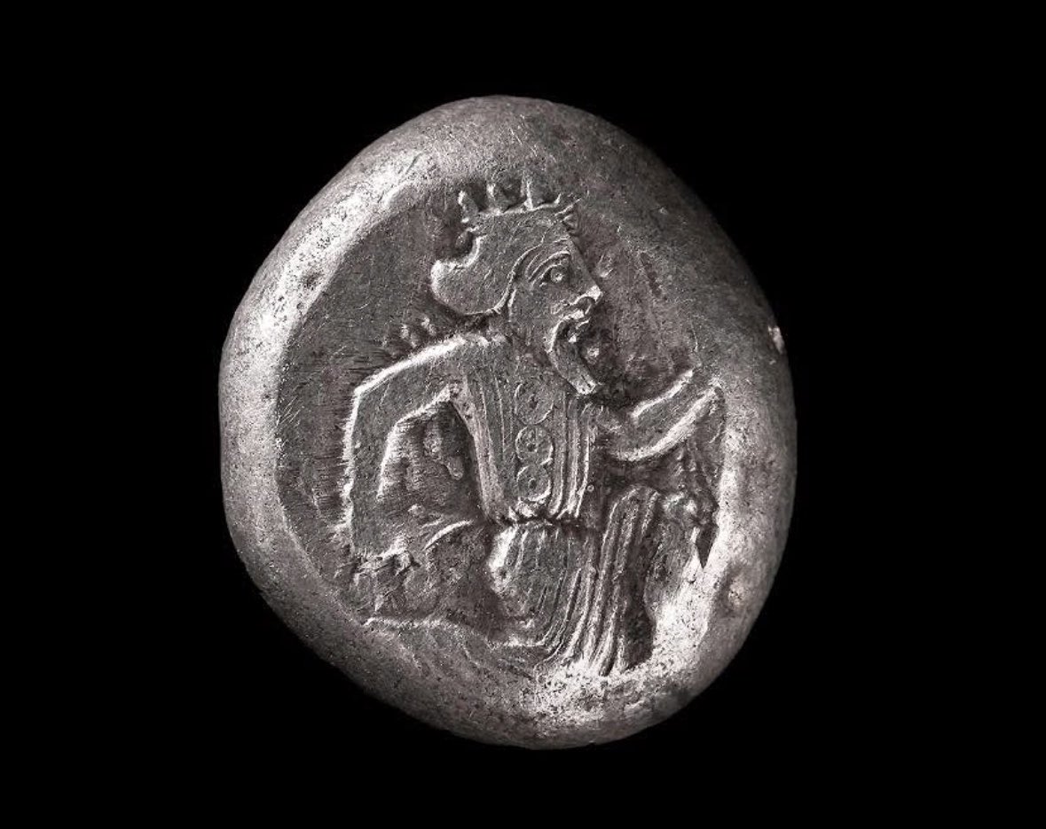 IranianPlateau's tweet photo. این نخستین سکه‌ی بین‌المللی جهان است که در زمان شاهنشاهی داریوش هخامنشی ضرب شد. این سکه از رود سند تا رود نیل، از قفقاز تا عربستان، و از مدیترانه و دریای سیاه تا خلیج فارس و اقیانوس هند اعتبار داشته است. https://t.co/TDpe7BFN2D