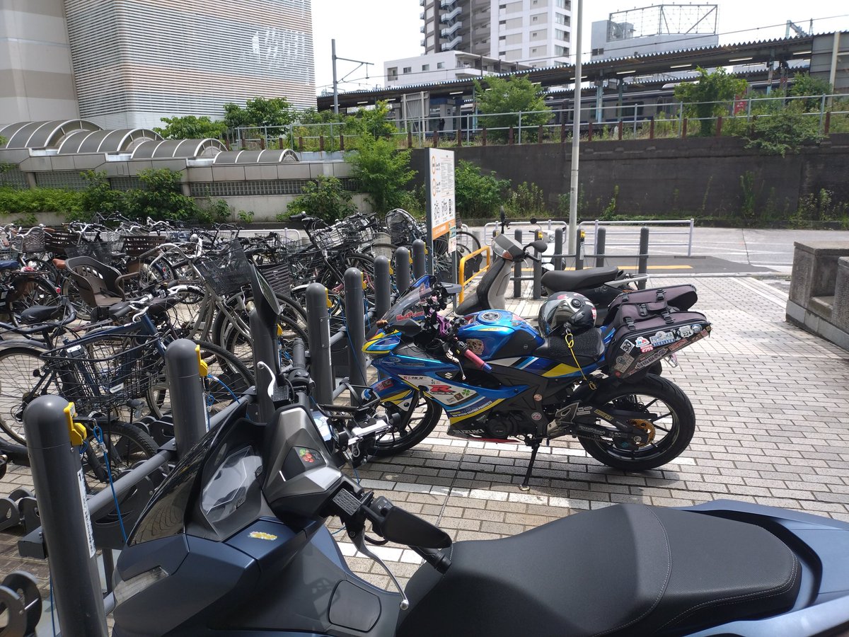 Sai5629's tweet photo. 駅前のみずほ銀行に行く為、某駅前駐輪場へ。125ccのメリットよね。駅近くの駐輪場止められるの。大体125ccまでだしね。で暇だから5月のクレカ代見たらかなりエグい金額だった。ヤッパリゴールデンウイークと自動車税を一緒のタイミングは止めましょうよ… https://t.co/uMmdlyX1nZ