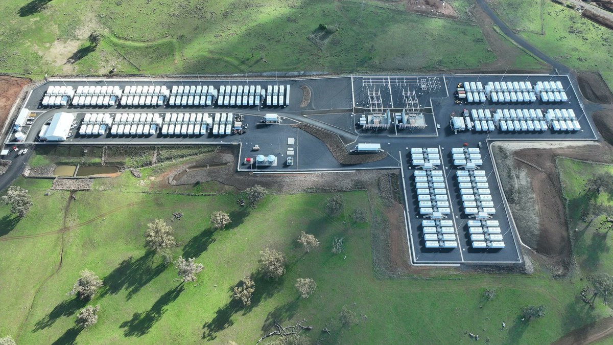 SawyerMerritt's tweet photo. A new $415 million @Tesla Megapack battery energy storage facility in Australia has reached commercial operation.

The Orana BESS, which has a capacity of 415MW and can provide up to four hours or 1.66GWh of energy storage, is located in New South Wales.

“The Orana BESS is set to play a major role in supporting firming capacity and grid reliability, allowing more renewable energy to be integrated into the NSW electricity system."

Photo of the battery energy storage facility: