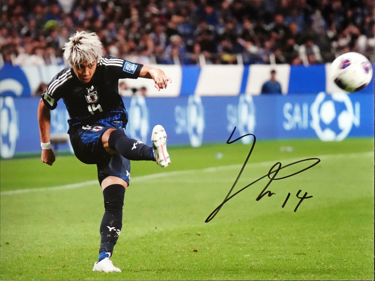wsdnet's tweet photo. ／
創刊700号記念🎉
#ワールドサッカーダイジェスト
＼

第２弾はブラジル戦でも先発出場！
日本代表・伊東選手⚡のサイン入りフォト！

■第２弾
商品名：伊東純也 直筆サイン入りフォト／１名様
サイズ：タテ30xヨコ41cm
●提供：ザ・ダグアウト　https://t.co/sFF2LA72af

応募方法は下をチェック‼ https://t.co/AA0CaBRgSW