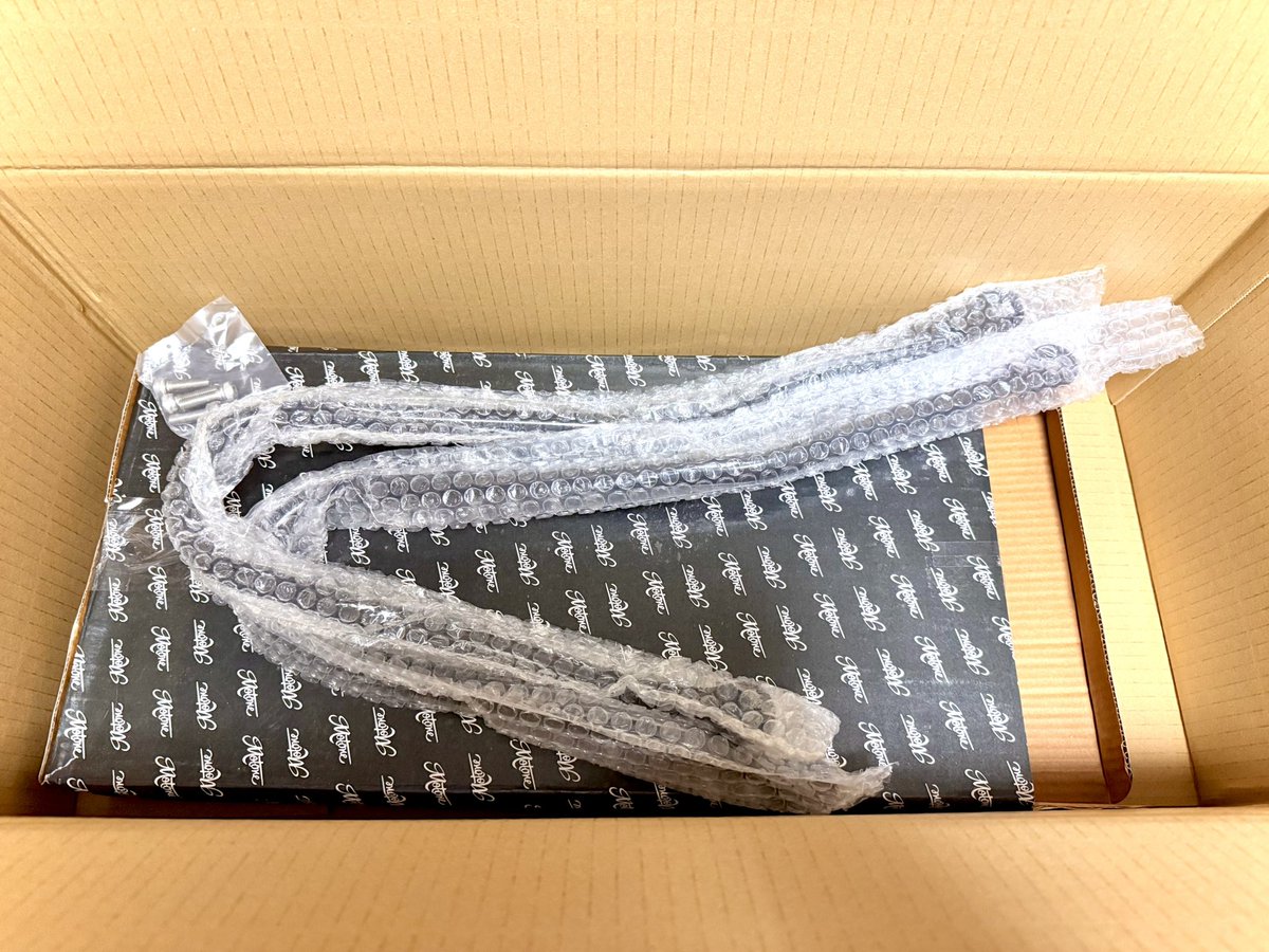 ramune_MT03's tweet photo. 今日はサイドバッグ注文したから誕生日に弟に買って貰ったサイドバッグサポートレールつけていきます.ᐟ.ᐟ

ボンネビルでも水冷か空冷かとか年式違いとかで付かないってことも聞くからドキドキです https://t.co/z0FYPOFx4F
