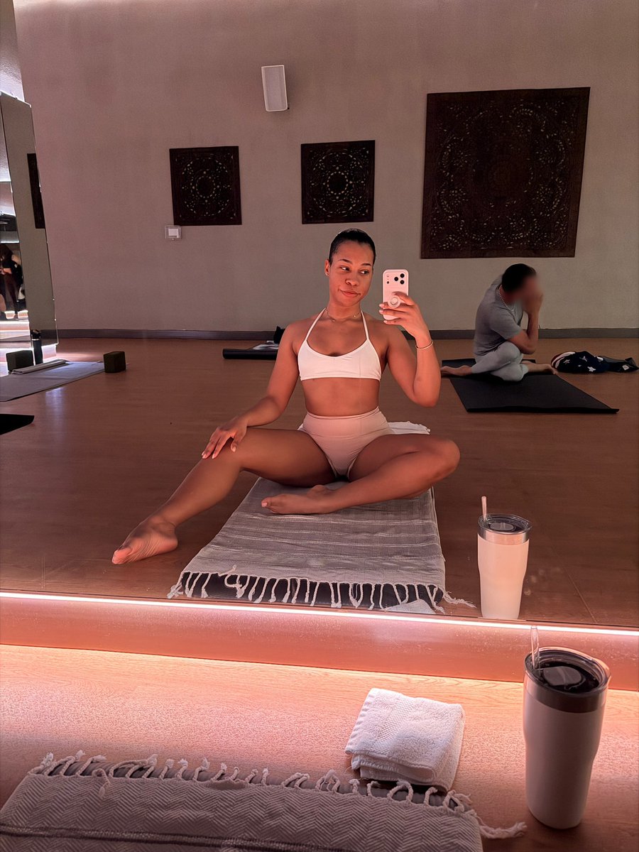 AmiOhMy's tweet photo. Hot yoga for a hot commodity 🔥 https://t.co/kD6lkyuvYQ