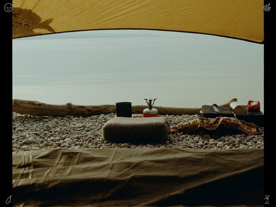 sequoiarayne's tweet photo. 与朋友们一起玩球，非常有趣。庆祝活动持续到了深夜，但 Lila 和 Finn 悄悄离开了，走向那处曾度过无数快乐下午的隐秘海湾。他们坐在沙滩上，手牵着手，望着月光在水面上的倒影，谈论着他们的未来。 https://t.co/28SHn9iu1u