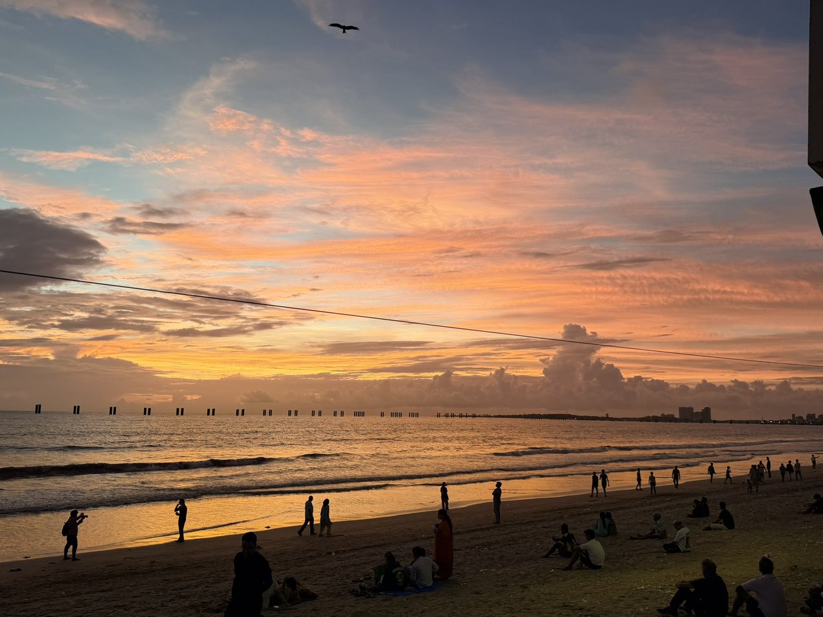 captainblack45's tweet photo. @h77629459 @sphavisha Here juhu 2 days ago. She showed Selective pictures to show garbage washed up to shore after a moonsoon rain which will be cleaned up by cleaners later in the day https://t.co/YPnNxZRlE0