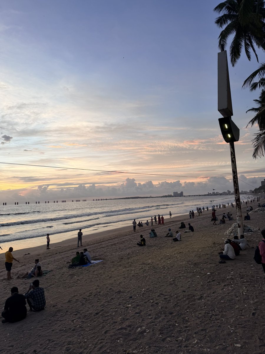 captainblack45's tweet photo. @h77629459 @sphavisha Here juhu 2 days ago. She showed Selective pictures to show garbage washed up to shore after a moonsoon rain which will be cleaned up by cleaners later in the day https://t.co/YPnNxZRlE0