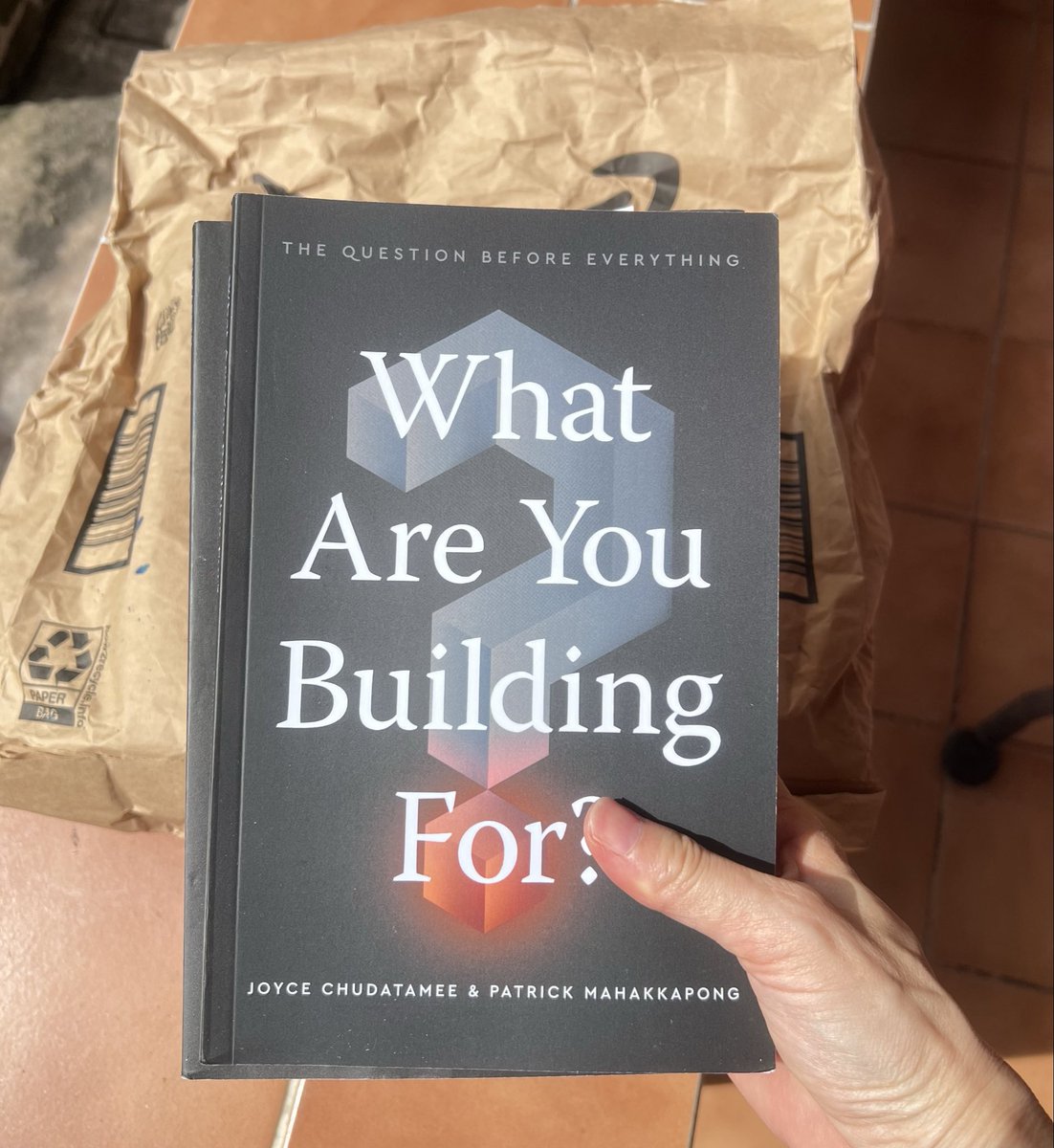 Mail2moe's tweet photo. Surprise จ้ะแม่ หนังสือจาก Amazon มาส่งก่อนกำหนด ดีใจมากอ้ะ 🥰 เค้าแพคมาแบบซองชั้นเดียวบางๆแบบนี้ ตัดซองเห็นหนังสือที่ไม่มีการห่อใดๆ แต่ว่าหนังสือสภาพดีถึงมือผู้รับ จะบอกว่าชอบมากเพราะช่วยลดขยะลงมาก ตอนแกะก็ง่าย กลับกันหากมาถึงแล้วหนังสือยับ เปียกน้ำ ขาดเราก็คงไม่ฟินล่ะแต่รับได้ https://t.co/Jv9JZ7KLY4