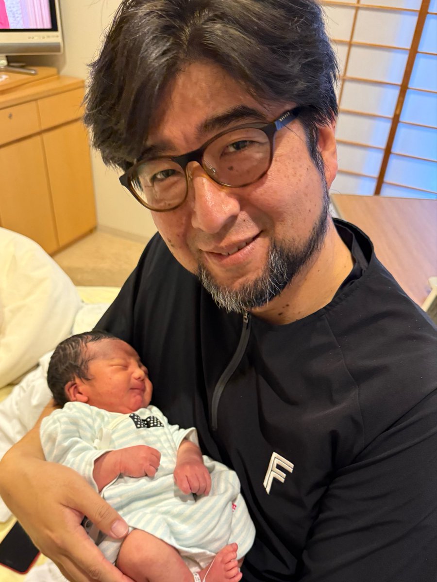 rondomimura's tweet photo. 【第二子誕生のご報告】
皆さま、すっかりご報告が遅くなりました。
ほんのちょっと落ち着いたので、お知らせできます。

この度、三村家に第二子となる男の子が産まれました。
詳しくは妻・柏田ユウリのポストをご覧ください。

先週金曜夜、ナレーション収録のスタジオブースで、妻からのLINEを受信しました。
「お腹が痛い」「前駆陣痛なんじゃないか？」
24時を回り、ナレーションを終えてようやく帰宅すると、激痛に耐え立ち尽くす妻が。
とにかく病院です。
妻を連れて行くと、このまま出産準備に。
病室で娘とふたり待ちました。
深夜2時2分。予定日よりも4週間も早い出産となりました。しかも3,000g超え！
予定日通りならば4,000g超えだったかもしれません。

まさかの6月生まれ。まだ何も準備していない💦
パニクりながらもひとつひとつ整えていかなくては。

妻、娘、そして息子に心から感謝！
中学生の頃、「2児のパパみたいな落ち着きだね」と先生に言われ、しばらくみんなから「ロンパパ」と言うニックネームで呼ばれていた事を思い出しました。
そして50代に突入している今、リアルに2児のパパになっている…人生は面白い。

これからもいつも以上にいつもで、明るく、愉しく、ハッピーに行こう！

#ナレーター夫婦 #ロンパパダイアリー