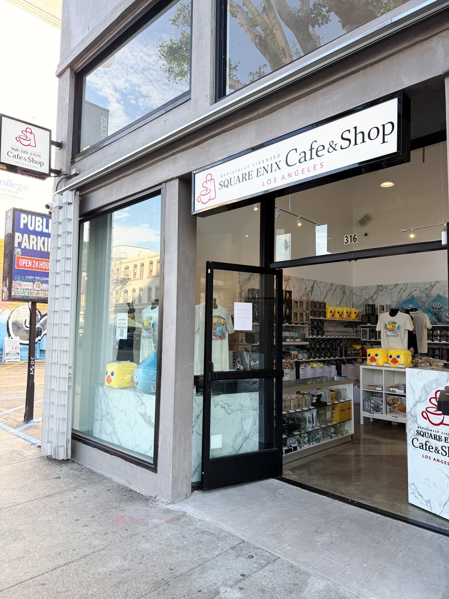 FinalFantasyJP's tweet photo. アメリカ・ロサンゼルス🏄に
☕SQUARE ENIX Cafe &amp; Shop🍴オープン！
 
現地の様子をちょっとご紹介するクポ～✨
なんと、店舗外壁にチョコボ・スライムのイラストが登場！
波乗り🌊気持ち良さそうクポ〜👀 https://t.co/TMEzTBPCEs