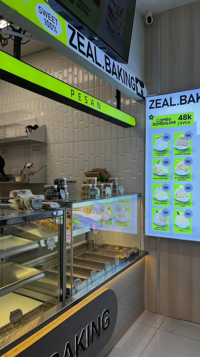 mamahmuda1_'s tweet photo. lagi pengen donat trus kesini, pas dateng 

👩🏻‍🦰 : “mas mau beli donat nya dong”
👱🏼‍♂️ : “maaf mba kita disini gajual donat” 

segede gini menunya dipajang. Ini apa gua yang salah baca ya guys? tulisan nya bener DONAT apa bukan?😭
cc: selda_aml https://t.co/AcksNAoQJt
