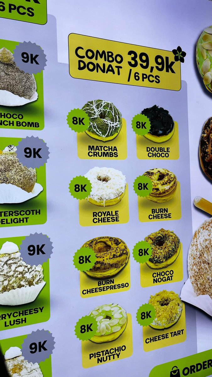 mamahmuda1_'s tweet photo. lagi pengen donat trus kesini, pas dateng 

👩🏻‍🦰 : “mas mau beli donat nya dong”
👱🏼‍♂️ : “maaf mba kita disini gajual donat” 

segede gini menunya dipajang. Ini apa gua yang salah baca ya guys? tulisan nya bener DONAT apa bukan?😭
cc: selda_aml https://t.co/AcksNAoQJt