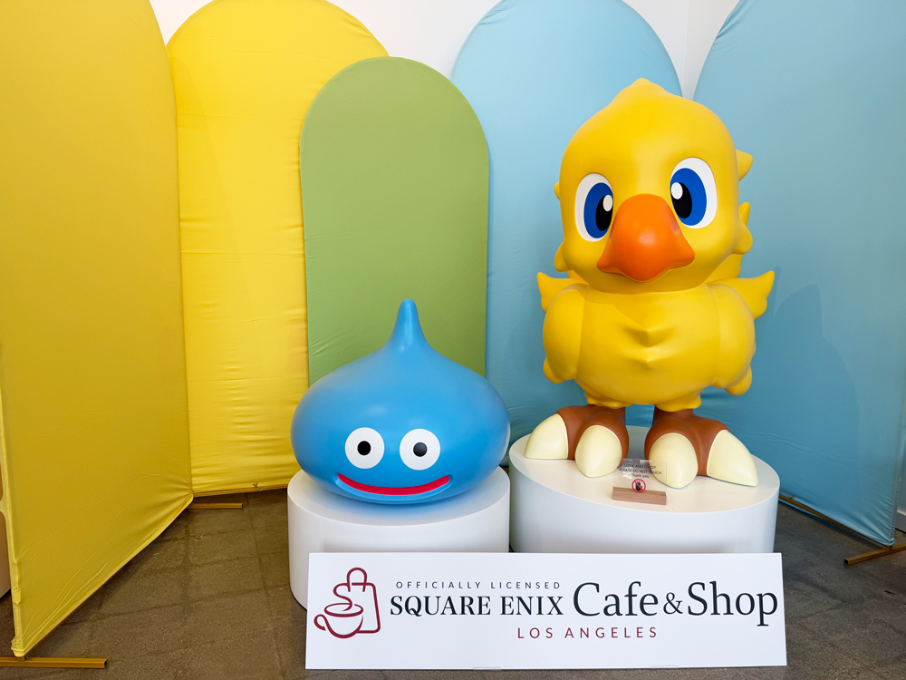 FinalFantasyJP's tweet photo. アメリカ・ロサンゼルス🏄に
☕SQUARE ENIX Cafe &amp; Shop🍴オープン！
 
現地の様子をちょっとご紹介するクポ～✨
なんと、店舗外壁にチョコボ・スライムのイラストが登場！
波乗り🌊気持ち良さそうクポ〜👀 https://t.co/TMEzTBPCEs