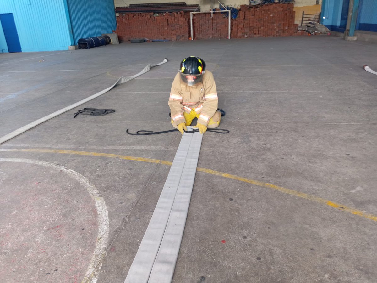 CvbEnb's tweet photo. 🚒 La 6ª Extensión de la Escuela Nacional de @BVoluntariosGT con sede en San Pedro, San Marcos, desarrolla evaluaciones teóricas y prácticas del módulo de mangueras, bajo las directrices del Mayor @edgarsaenz010 Director General y la supervisión de la Oficial Mónica González. https://t.co/BrZGtgYg6m