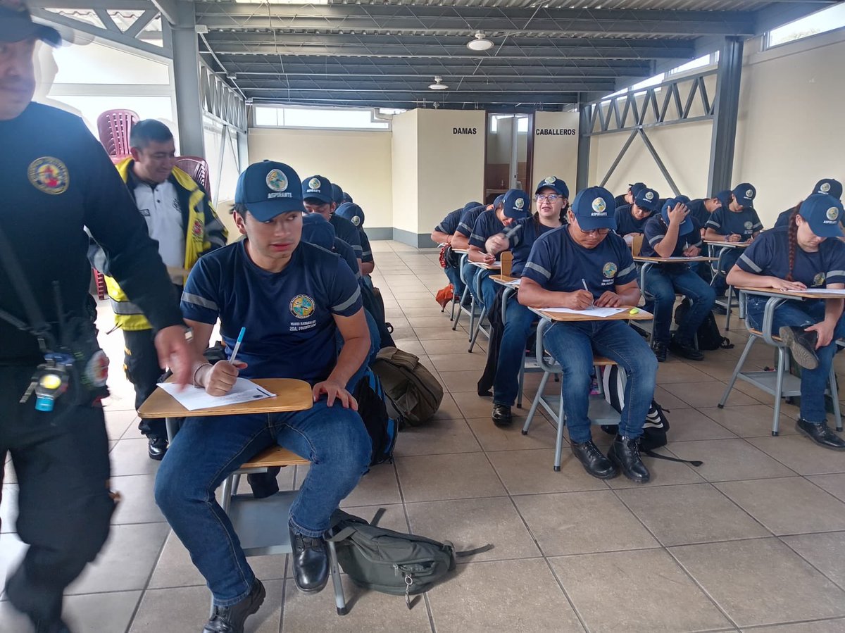 CvbEnb's tweet photo. El Oficial Arnoldo Ismael López coordina el trabajo de los instructores, donde los aspirantes fortalecen sus competencias para servir con excelencia a nuestro país. 
#ENB
#BomberosVoluntarios
#Capacitacion https://t.co/9sI75ZO7TO