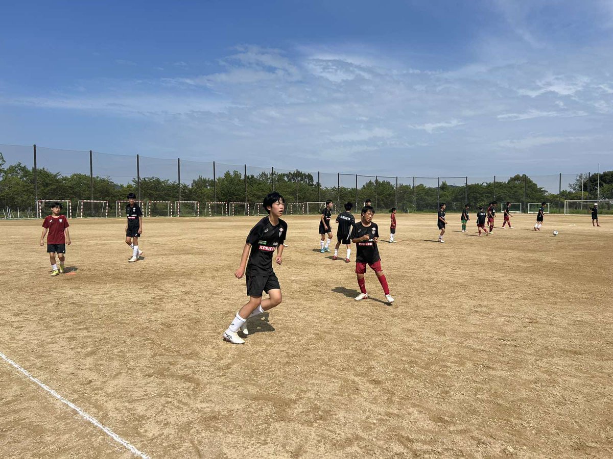 visselschool's tweet photo. 【#ヴィッセル神戸 SS U-15UMDS 活動報告】

公式戦を見据え、2・3年生で
紅白戦とPK対決を実施！
ライバルとバチバチに競い合う
熱い戦いに🔥

作戦盤を使い
主体的に話し合う姿も頼もしい限り！
チーム一丸となって公式戦へ挑みます！
これからも温かいご声援よろしくお願いします‼️

#中学生チーム https://t.co/I3FEeFe8mB